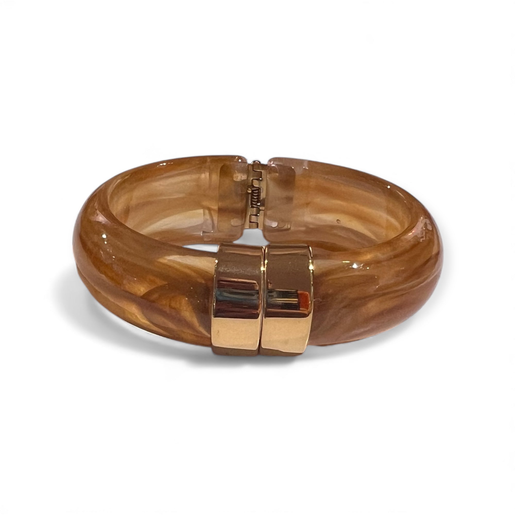 Klapp Armreif aus marmoriertem Kunstharz in Hellkaramell mit goldfarbenen Details.