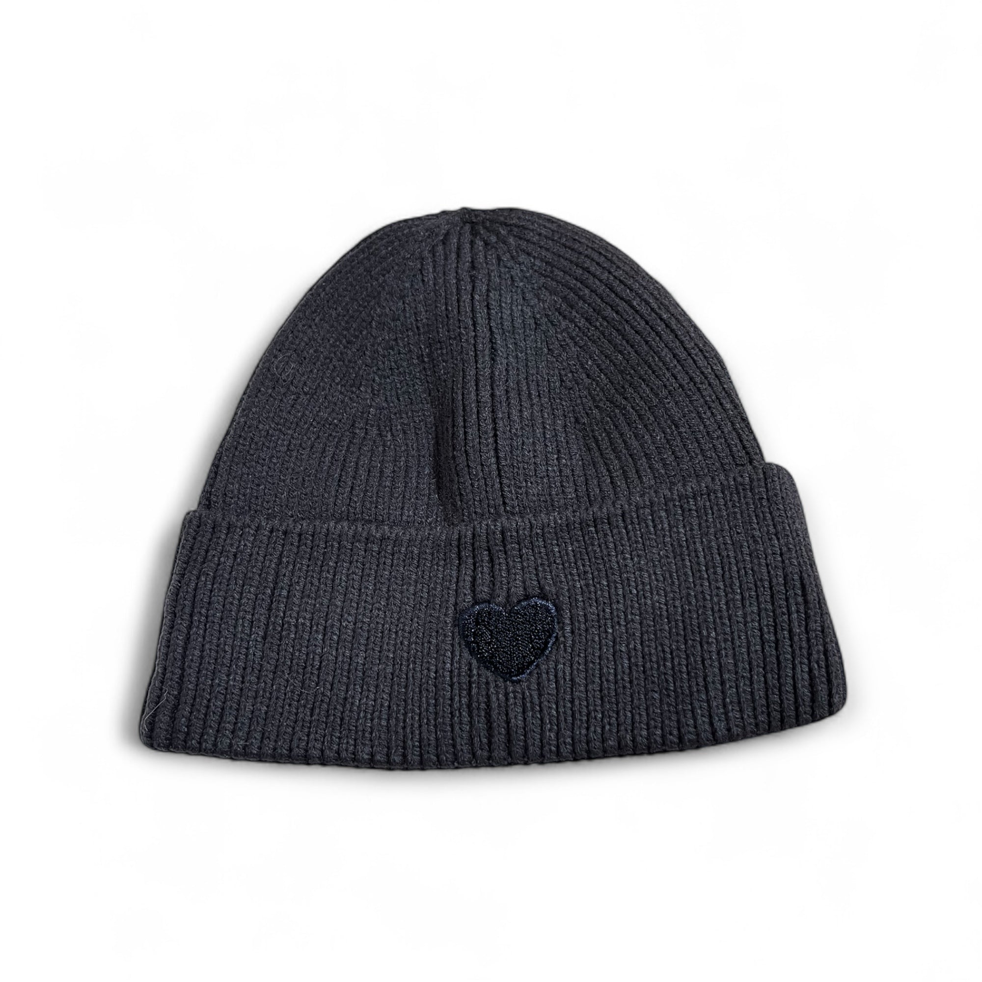 Grau Strickmütze aus Viskose mit aufgesticktem rotem Herz auf der Vorderseite, fotografiert auf weißem Hintergrund.