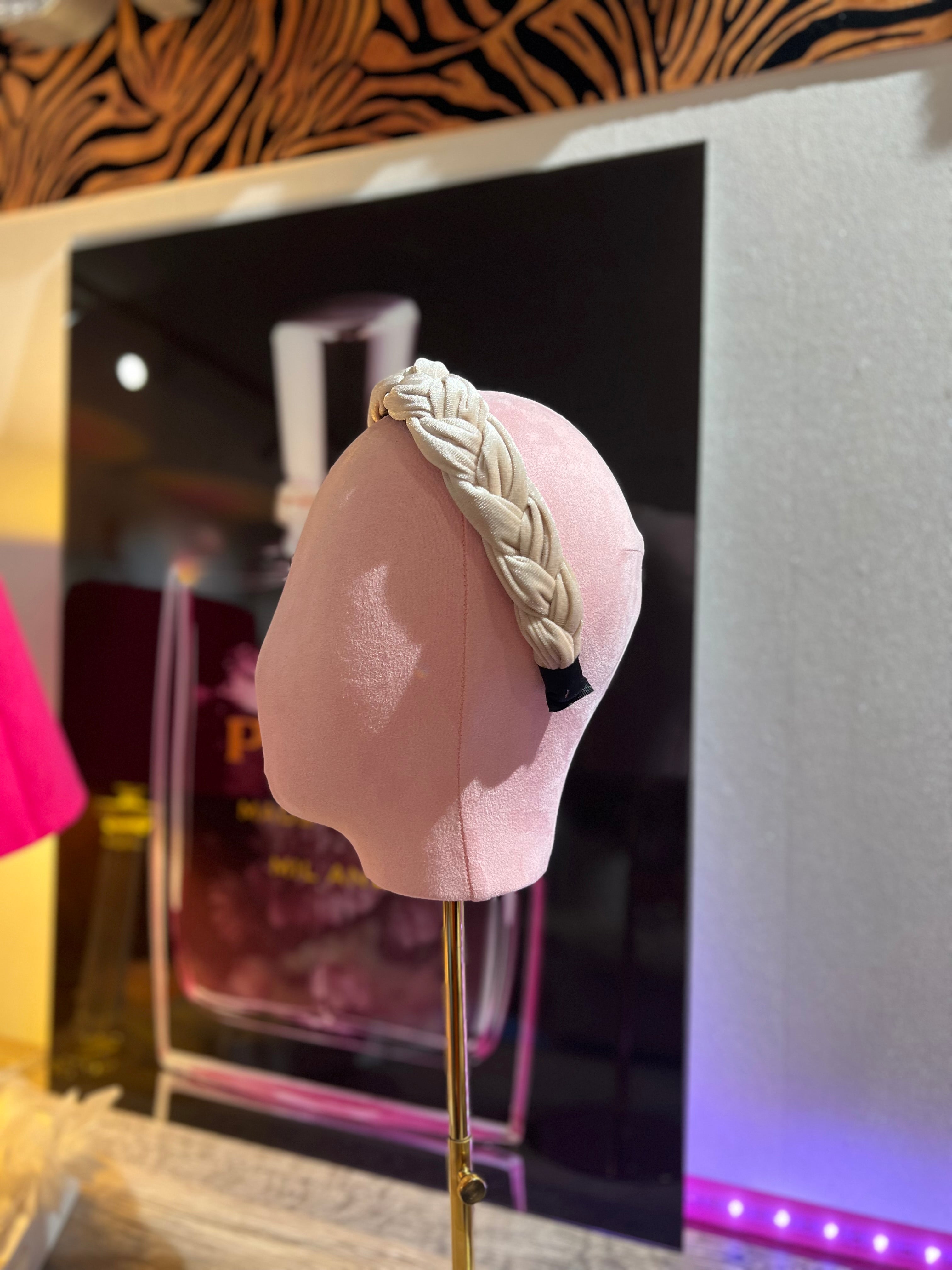 Puppenkopf trägt beige Farbe mit den Haarreifen fotografiert im stilvollen Hintergrund.