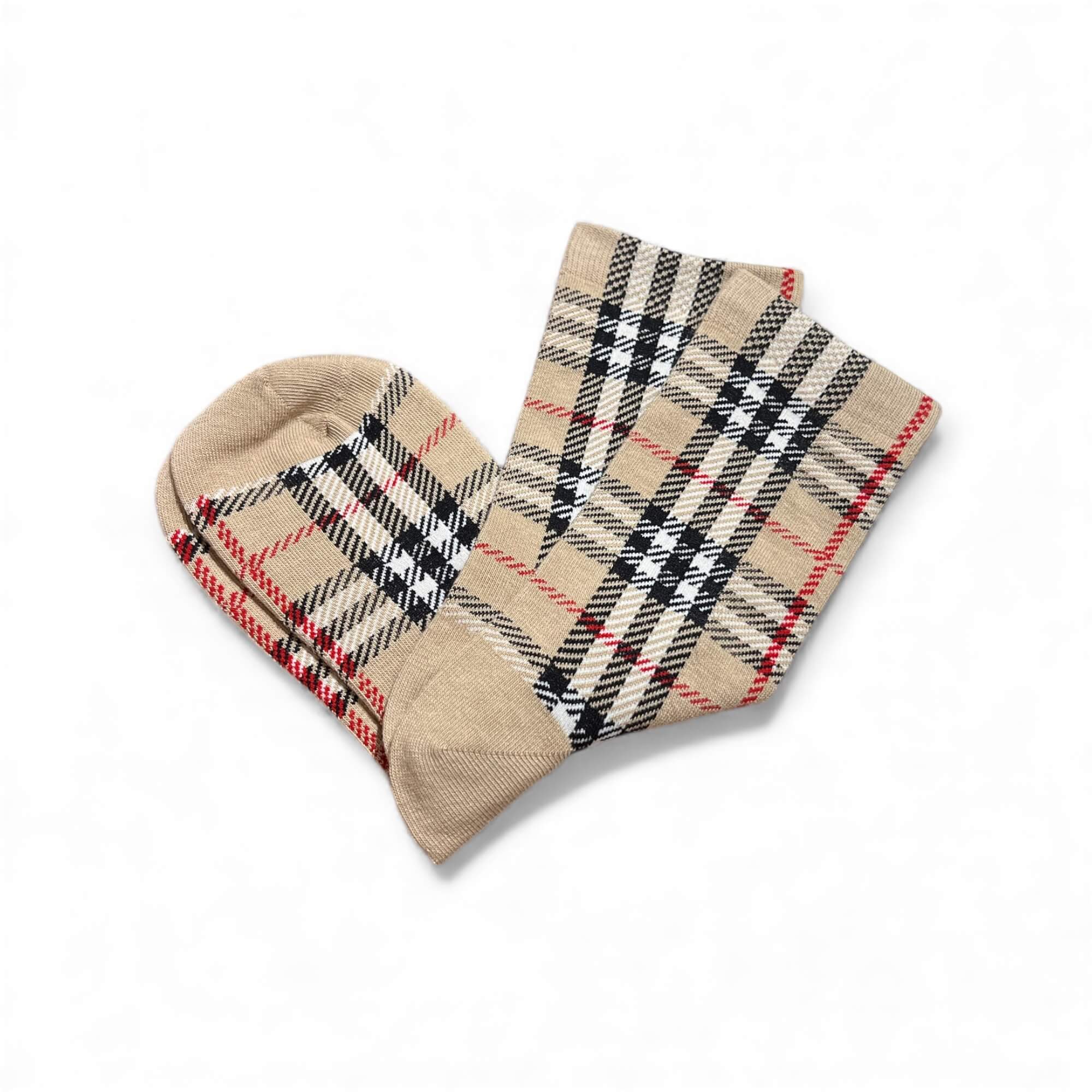 Beigefarbene Socken mit mehrfarbigem Karomuster in Schwarz, Weiß und Rot, flach übereinandergelegt auf weißem Hintergrund.