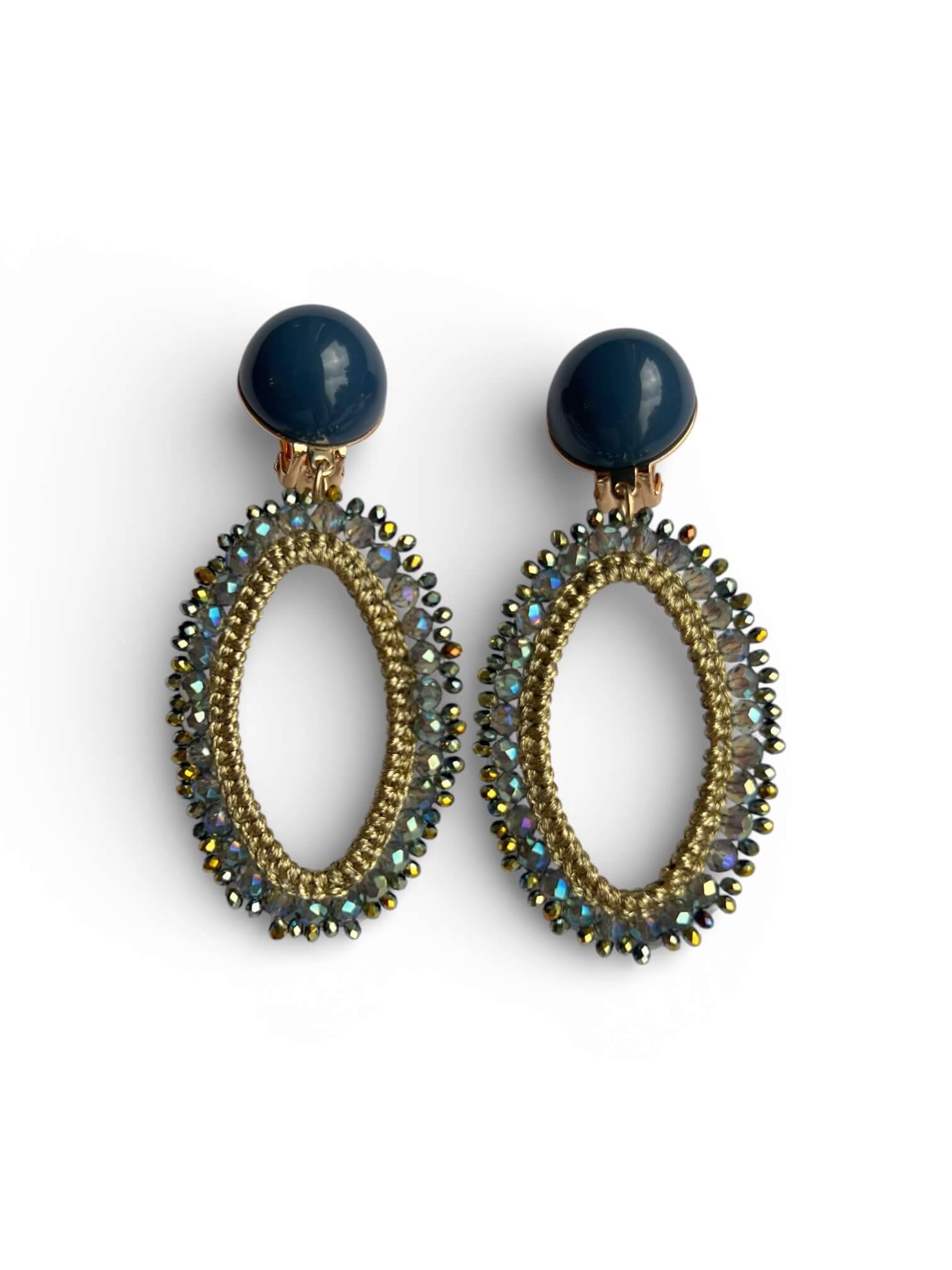 Ovale Clip-Ohrringe mit dunkelblauem Stecker, goldfarbenem Garnrahmen und umlaufenden schimmernden Glasperlen vor weißem Hintergrund.