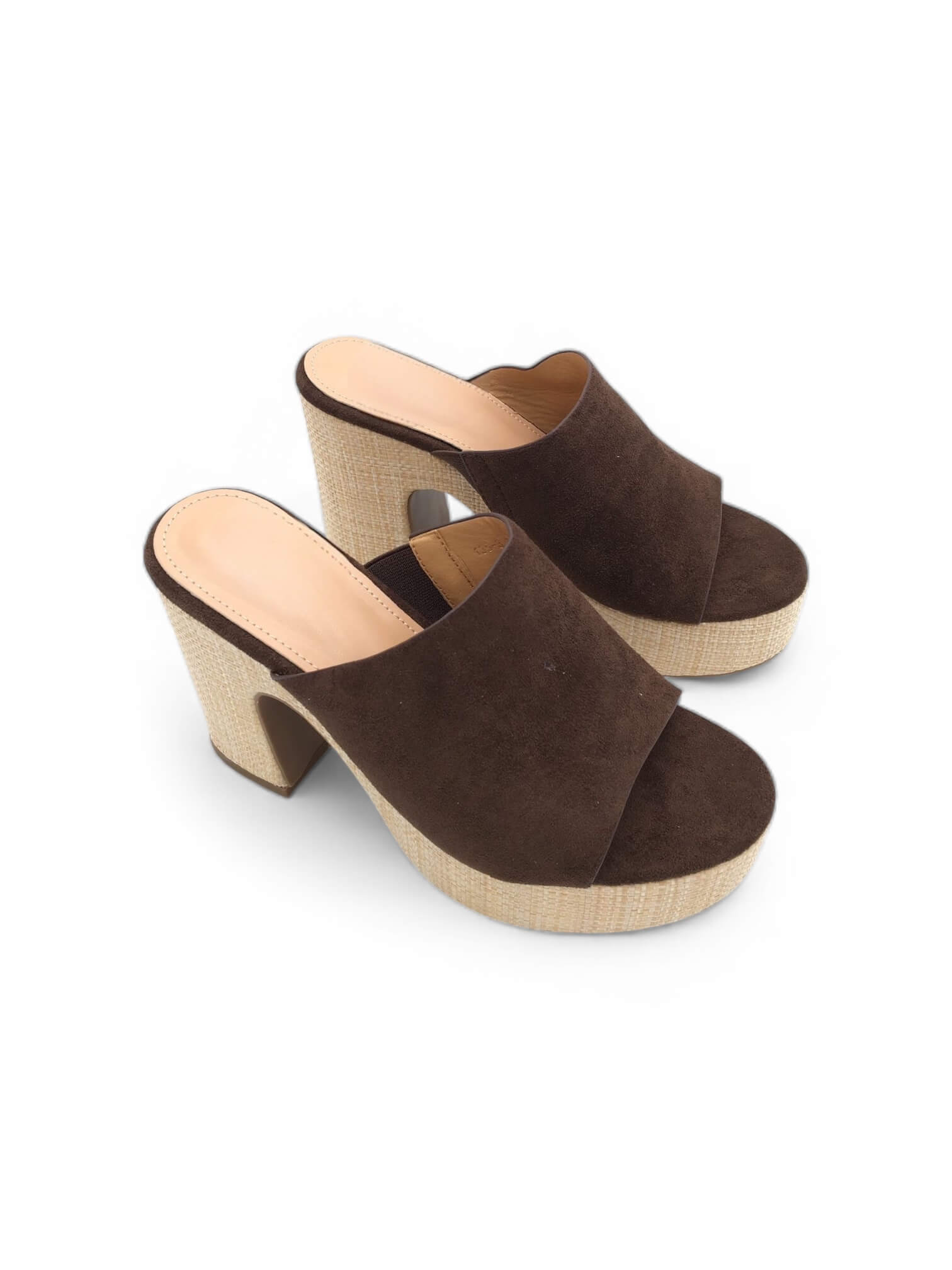 Braune Plateau-Pantoletten aus Veloursleder mit breitem Riemen, hohem Blockabsatz und geflochtener Bastoptik an der Sohle, freigestellt vor hellem Hintergrund.