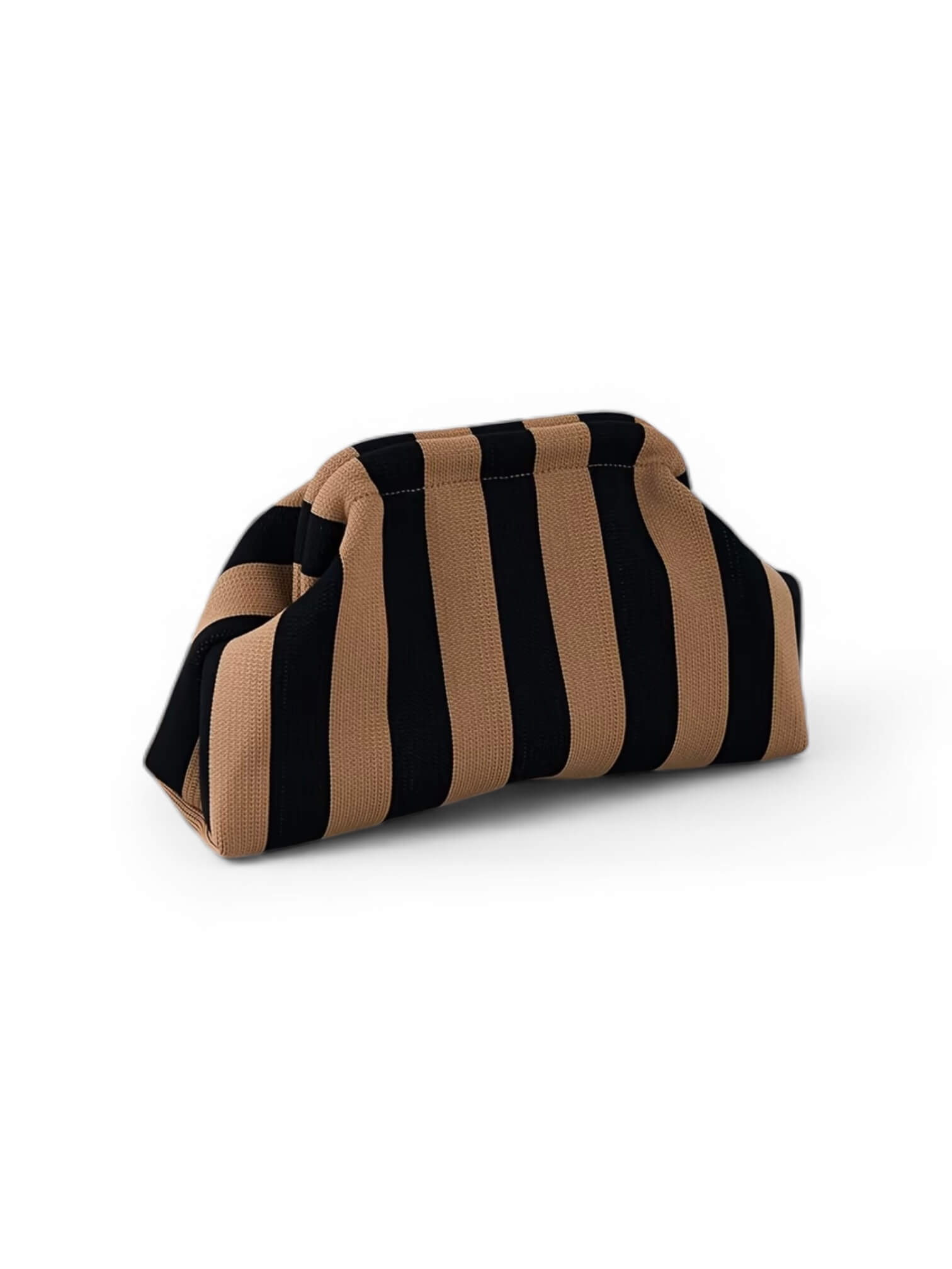 Gestreifte Clutch aus festem Canvas in Beige und Schwarz mit Klappverschluss vor neutralem, hellem Hintergrund.