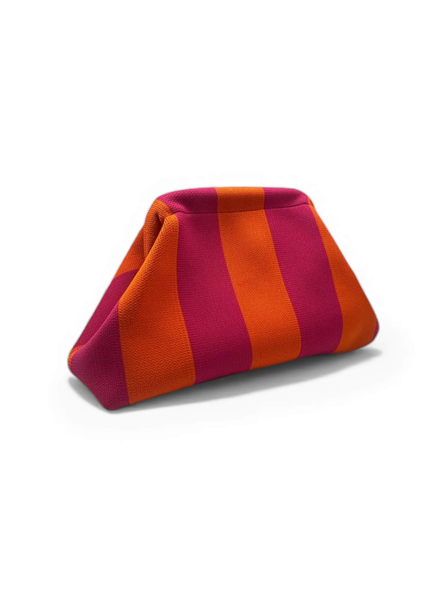 Gestreifte Clutch aus festem Canvas in Pink und Orange mit Klappverschluss vor neutralem, hellem Hintergrund.