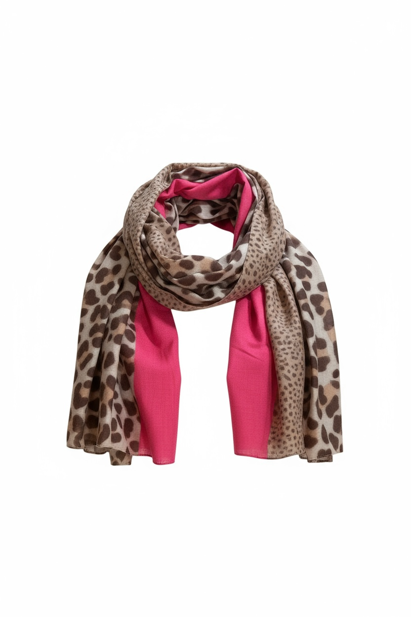 Schal aus Viskose mit Leo Muster und pinkem Mittelteil, locker auf weißem Hintergrund arrangiert
