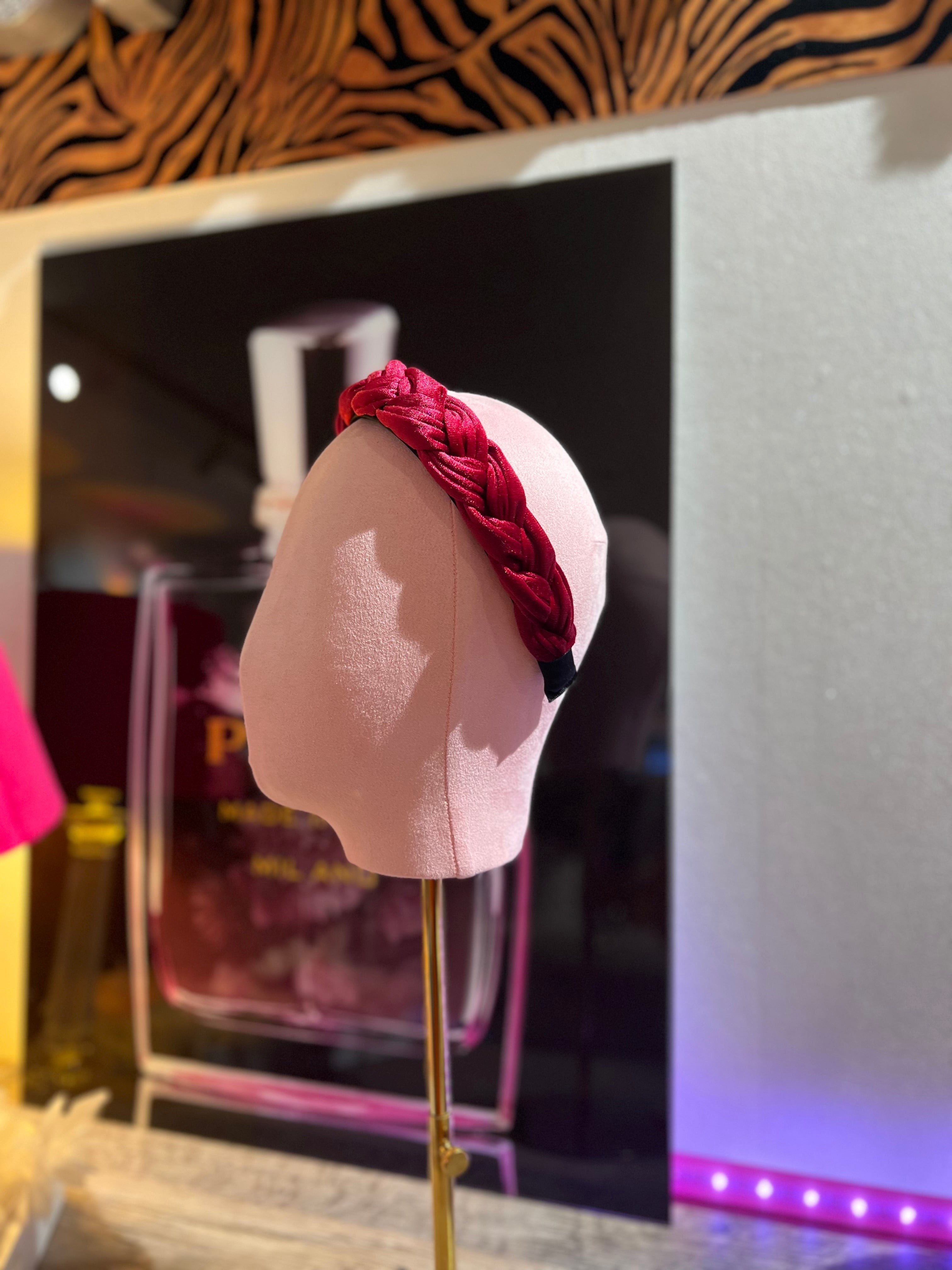 Puppenkopf trägt Bordeaux Farbe mit den Haarreifen fotografiert im stilvollen Hintergrund.