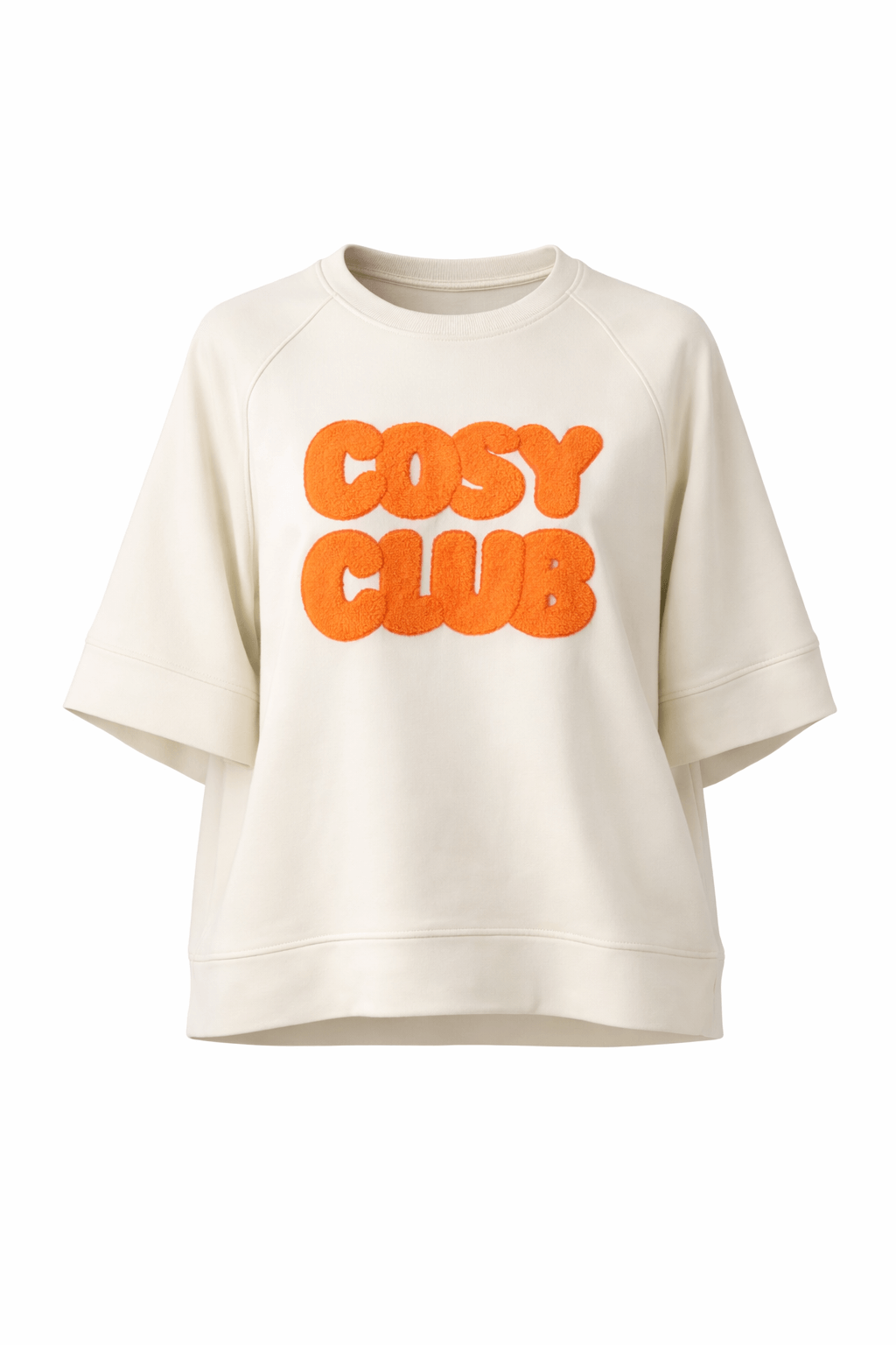 Helles Sweatshirt mit großem orangem Cosy Club“ Frottee-Schriftzug auf der Vorderseite, Rundhalsausschnitt und weitem Kurzarm, freigestellt auf hellem Hintergrund.