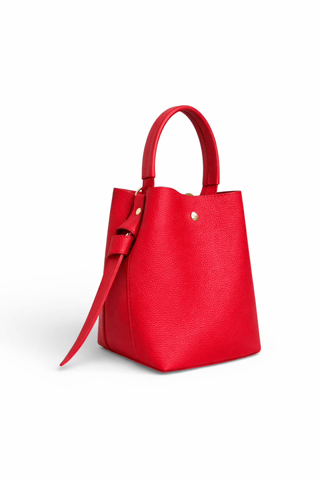 Rote Handtasche aus strukturiertem Leder mit rundem Tragegriff und seitlichem Lederriemen, freigestellt vor weißem Hintergrund.