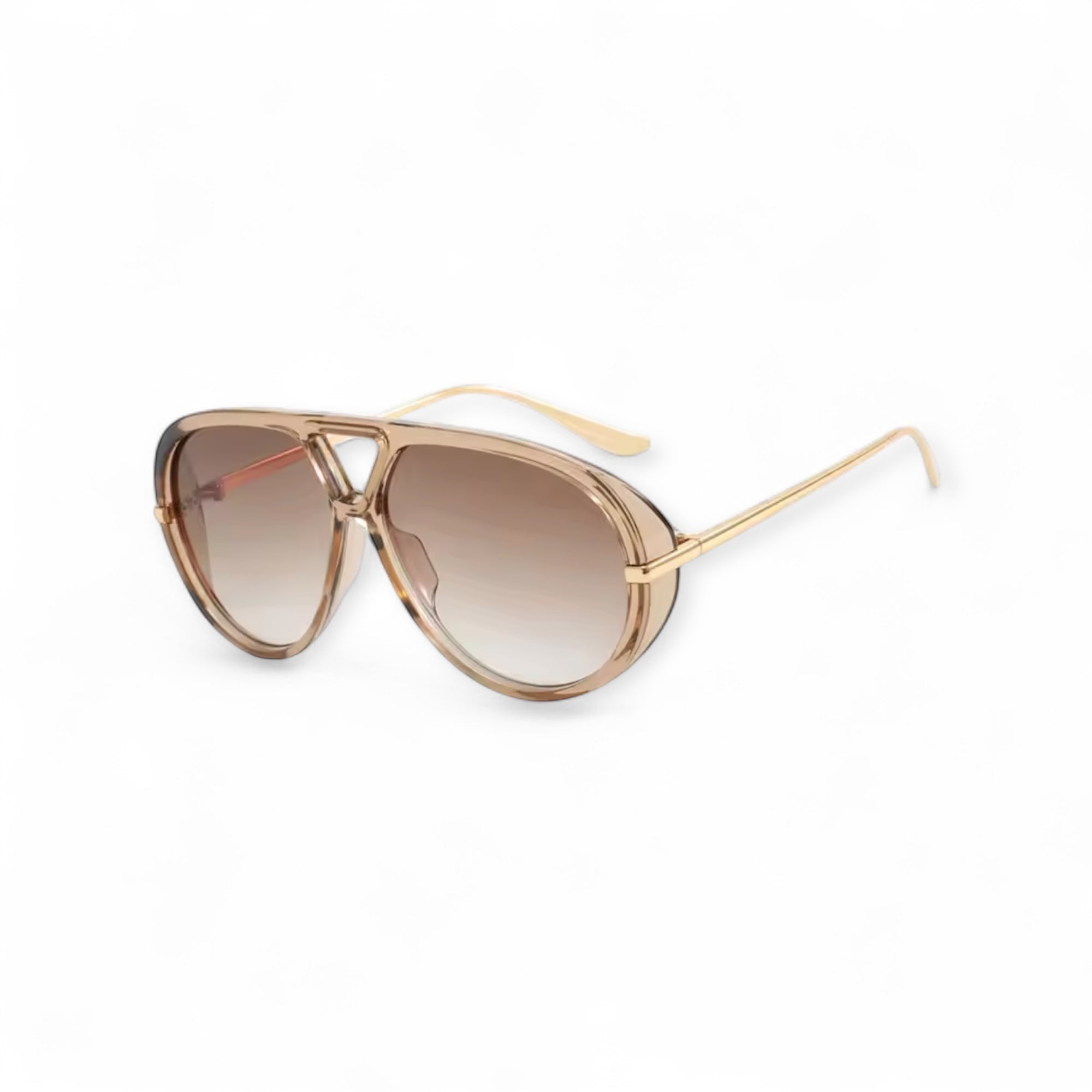 Sonnenbrille in Aviator Form mit goldfarbenen Rahmen und leicht getönten Gläsern in Champagnerfarben auf weißem Hintergrund.