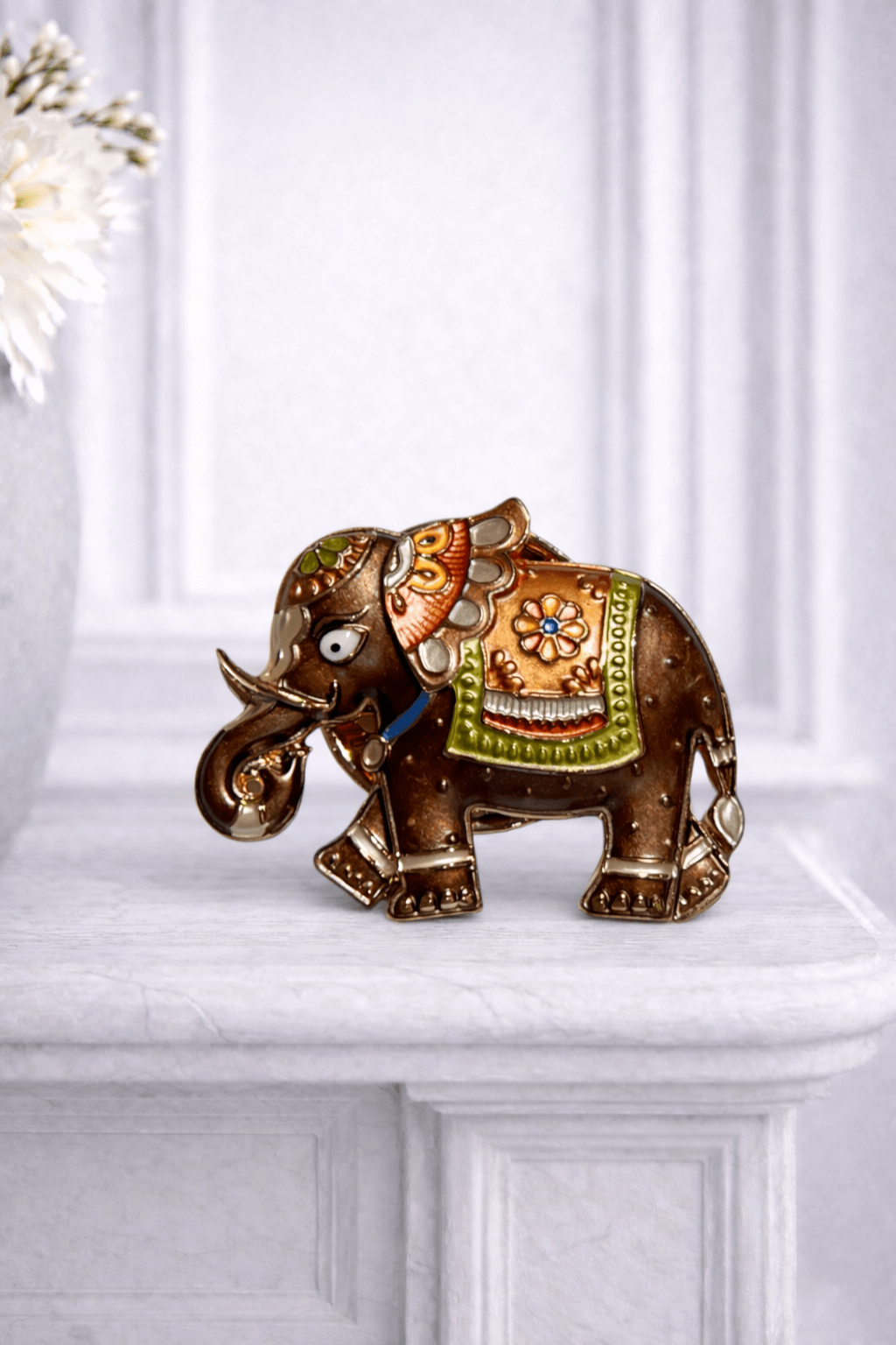 Braune Elefanten-Magnetbrosche aus Metall mit emaillierter Oberfläche, freigestellt vor hellem Hintergrund.