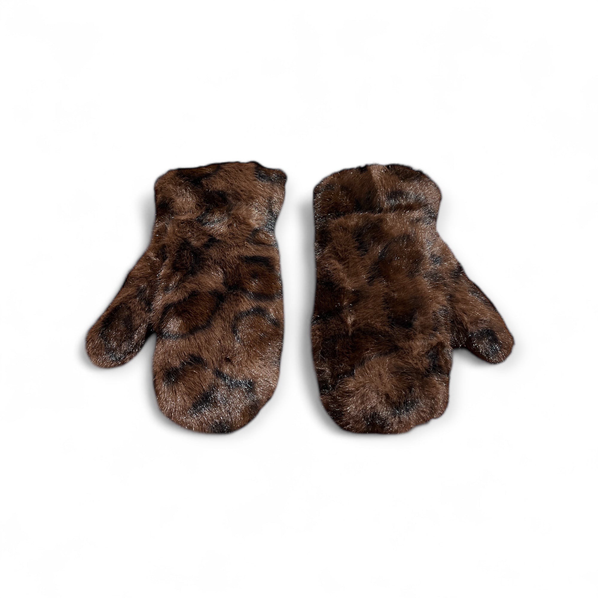 Flauschige Fäustlinge aus Kunstfell mit Leo Muster in Dunkelbraun.. Nebeneinander liegend auf weißem Hintergrund.