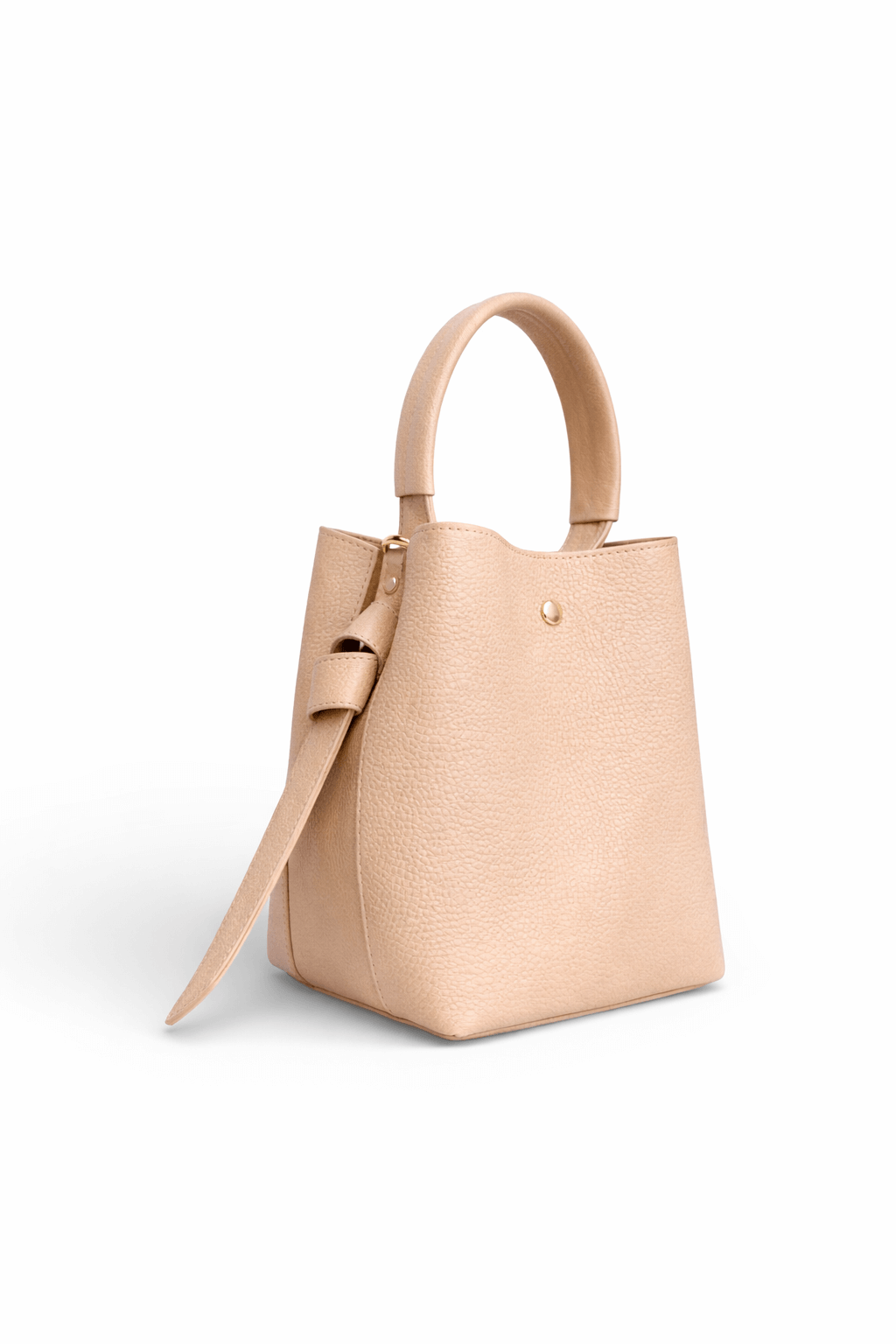 Beige Handtasche aus strukturiertem Leder mit rundem Tragegriff und seitlichem Lederriemen, freigestellt vor weißem Hintergrund.