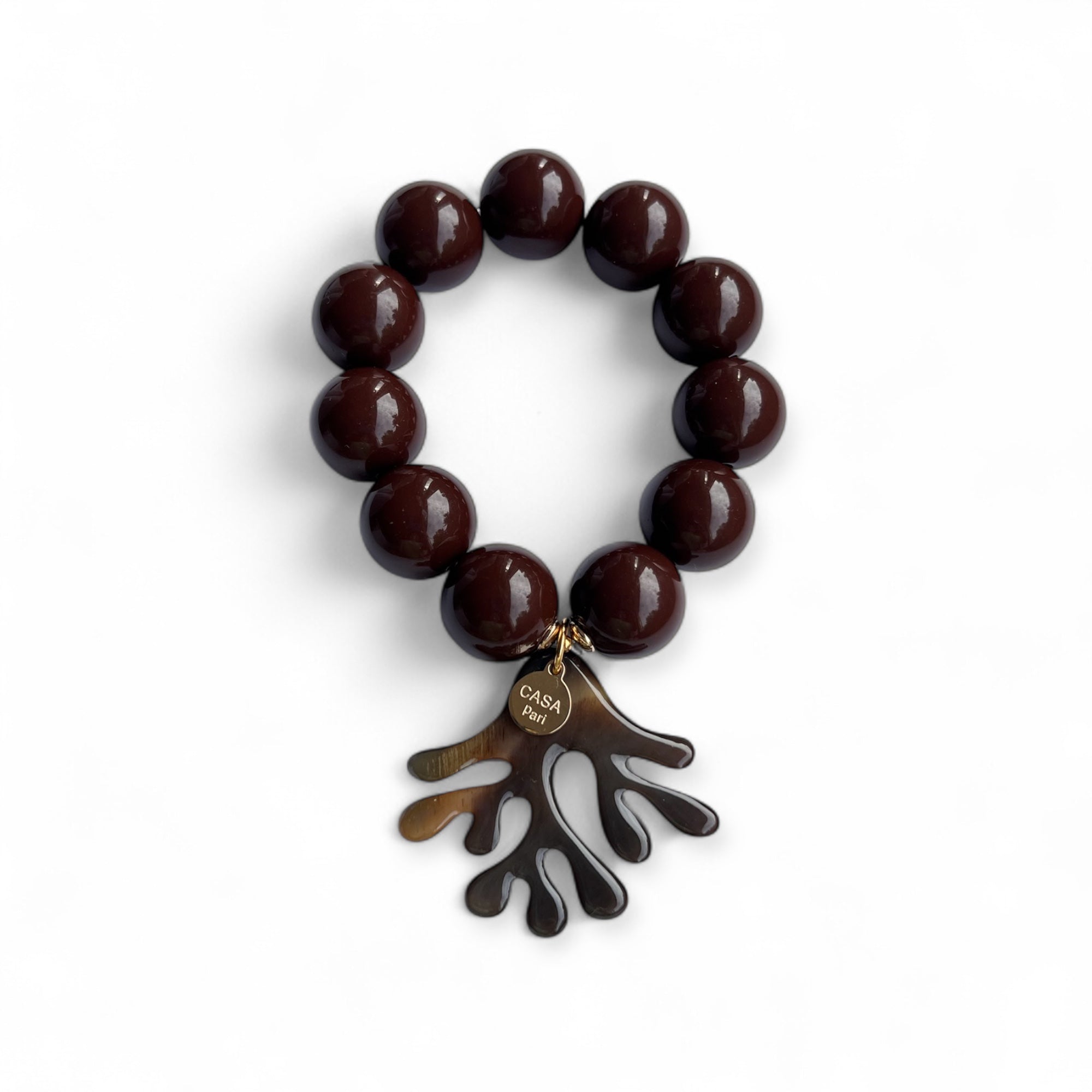 Armband mit großen Kunstharz Perlen in Dunkelbraun mit echtem Büffelhorn Anhänger in Korallenform. Handgefertigtes Schmuckstück von CASAPARI®.