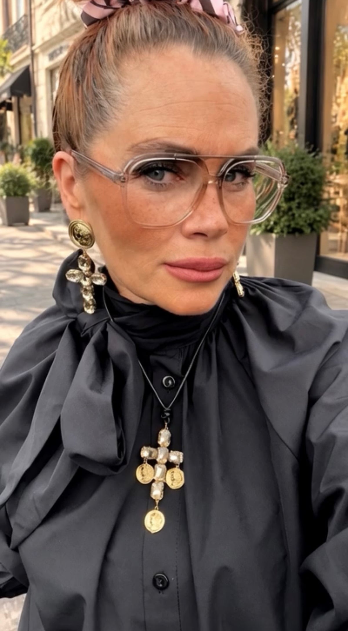 THE SOPHISTICATED LOOK – Black Edition