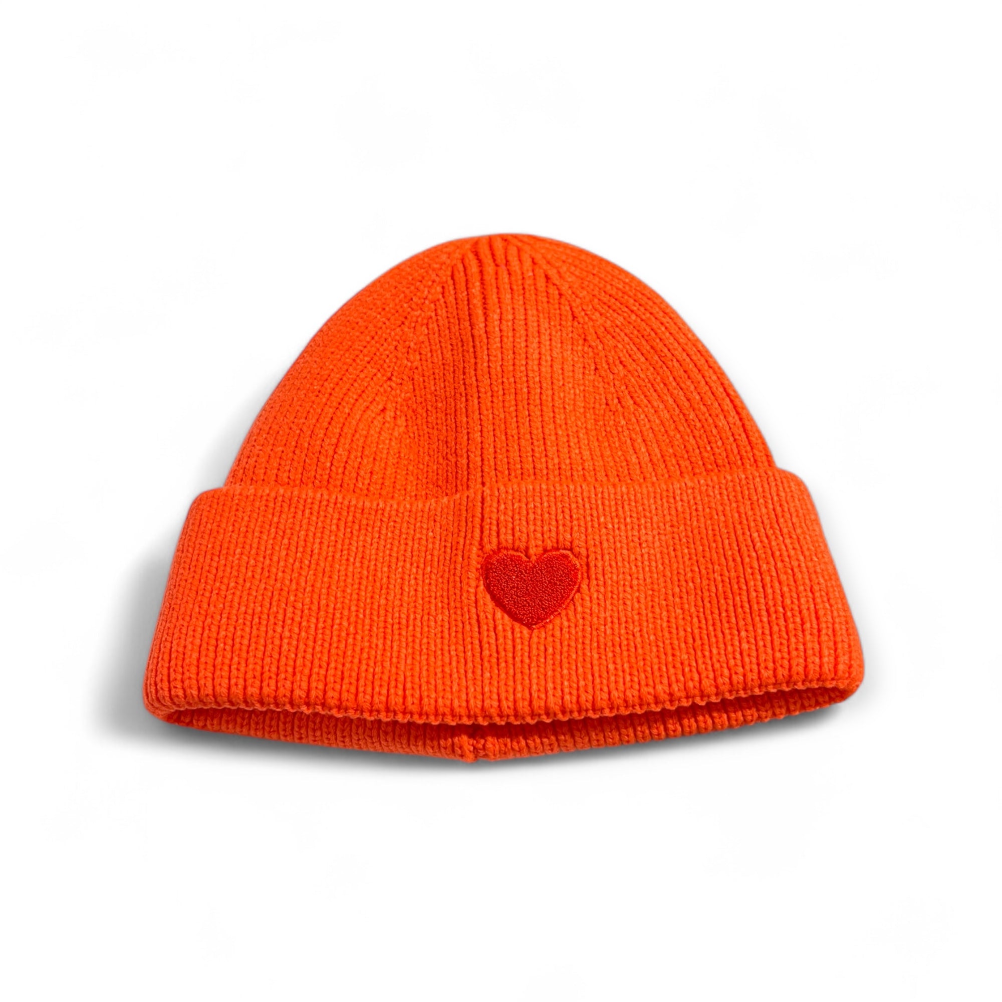 Orange Strickmütze aus Viskose mit aufgesticktem rotem Herz auf der Vorderseite, fotografiert auf weißem Hintergrund.