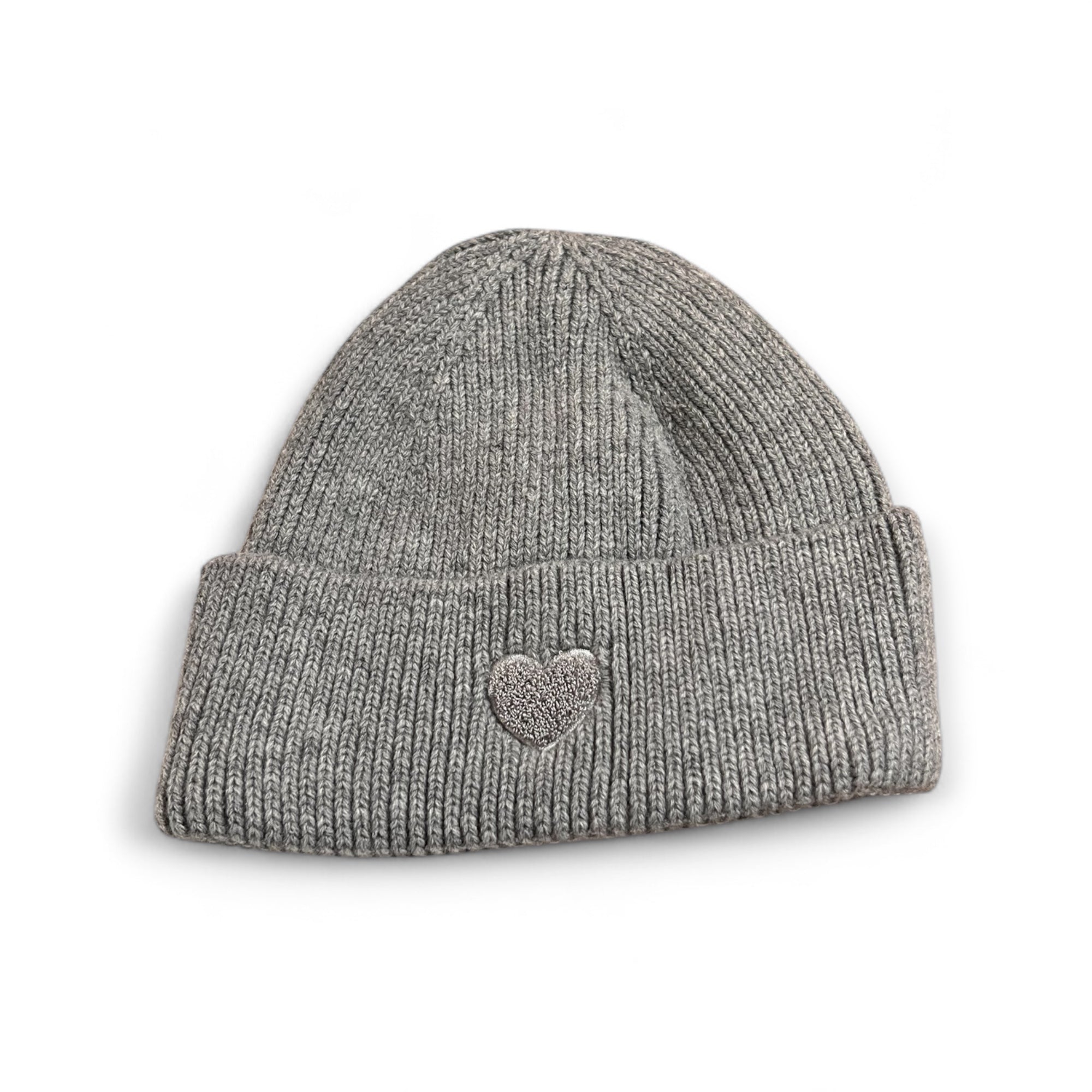 Grau Strickmütze aus Viskose mit aufgesticktem rotem Herz auf der Vorderseite, fotografiert auf weißem Hintergrund.