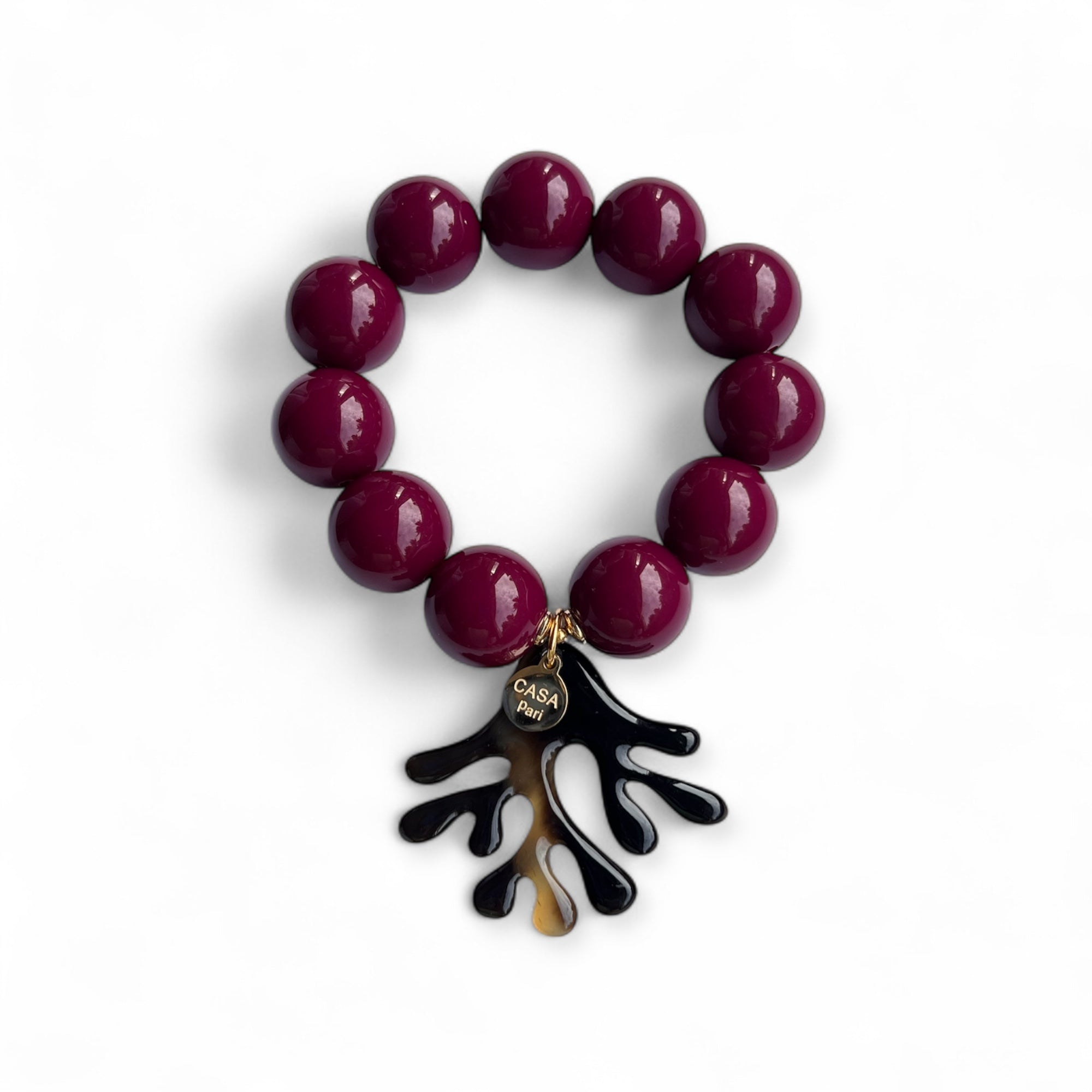 Armband mit großen Kunstharz Perlen in Burgund Farben mit echtem Büffelhorn Anhänger in Korallenform. Handgefertigtes Schmuckstück von CASAPARI®.