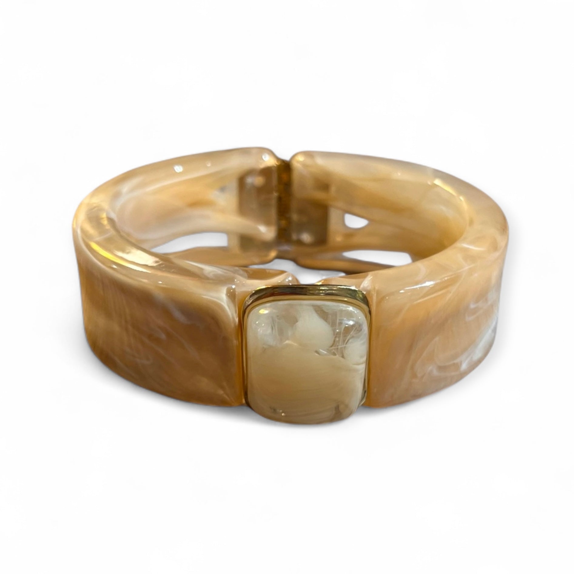 Klapp Armreif aus marmoriertem Kunstharz in Beige mit goldfarbenen Details und eingefasstem Schmuckstein.