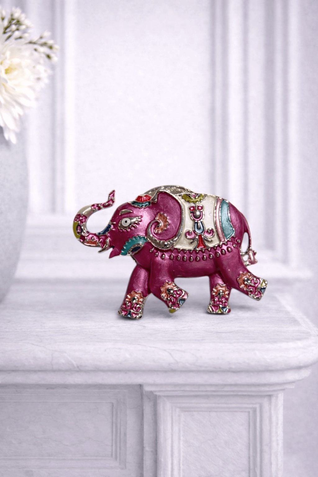 Pinkfarbene Elefanten-Magnetbrosche aus Metall mit emaillierter Oberfläche, freigestellt vor hellem Hintergrund.