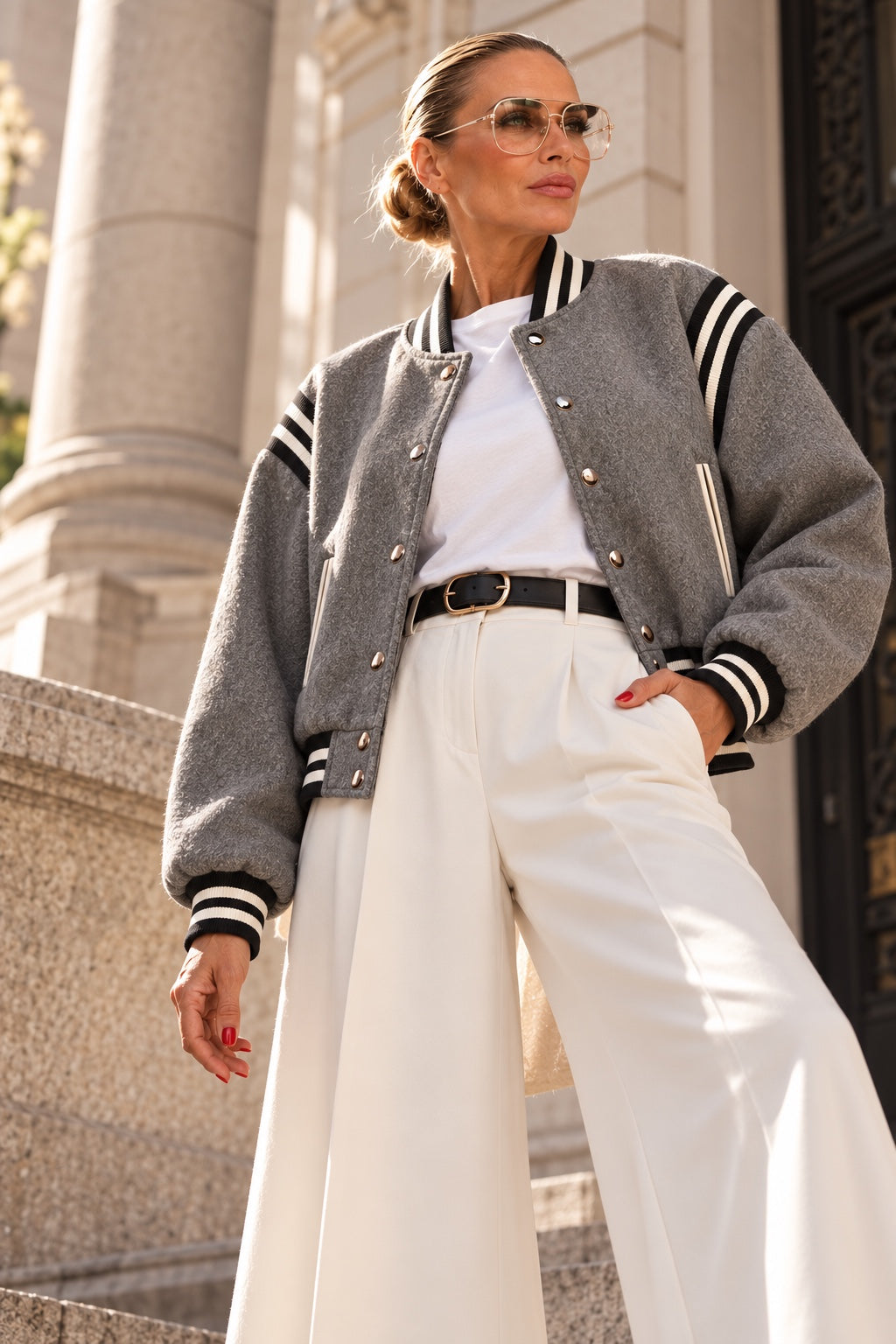 Collegejacke Grau an Model mit weißer Marlenehose, KI-Editorial