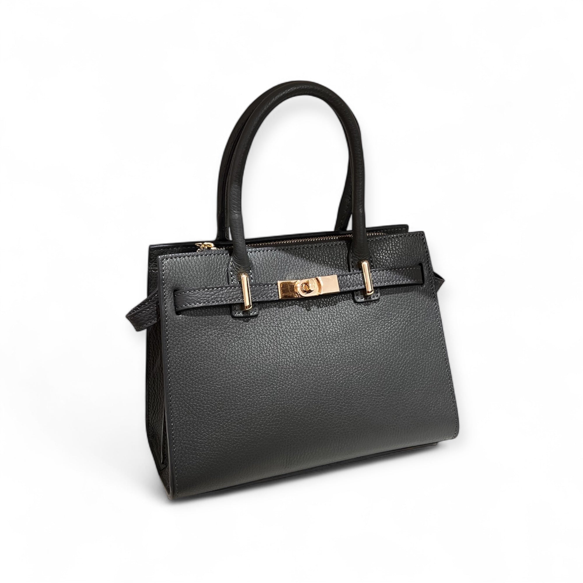 Ledertasche in Grau mit goldfarbenem Verschluss, zwei Henkeln und abnehmbarem Schultergürtel, auf hellem Hintergrund fotografiert.