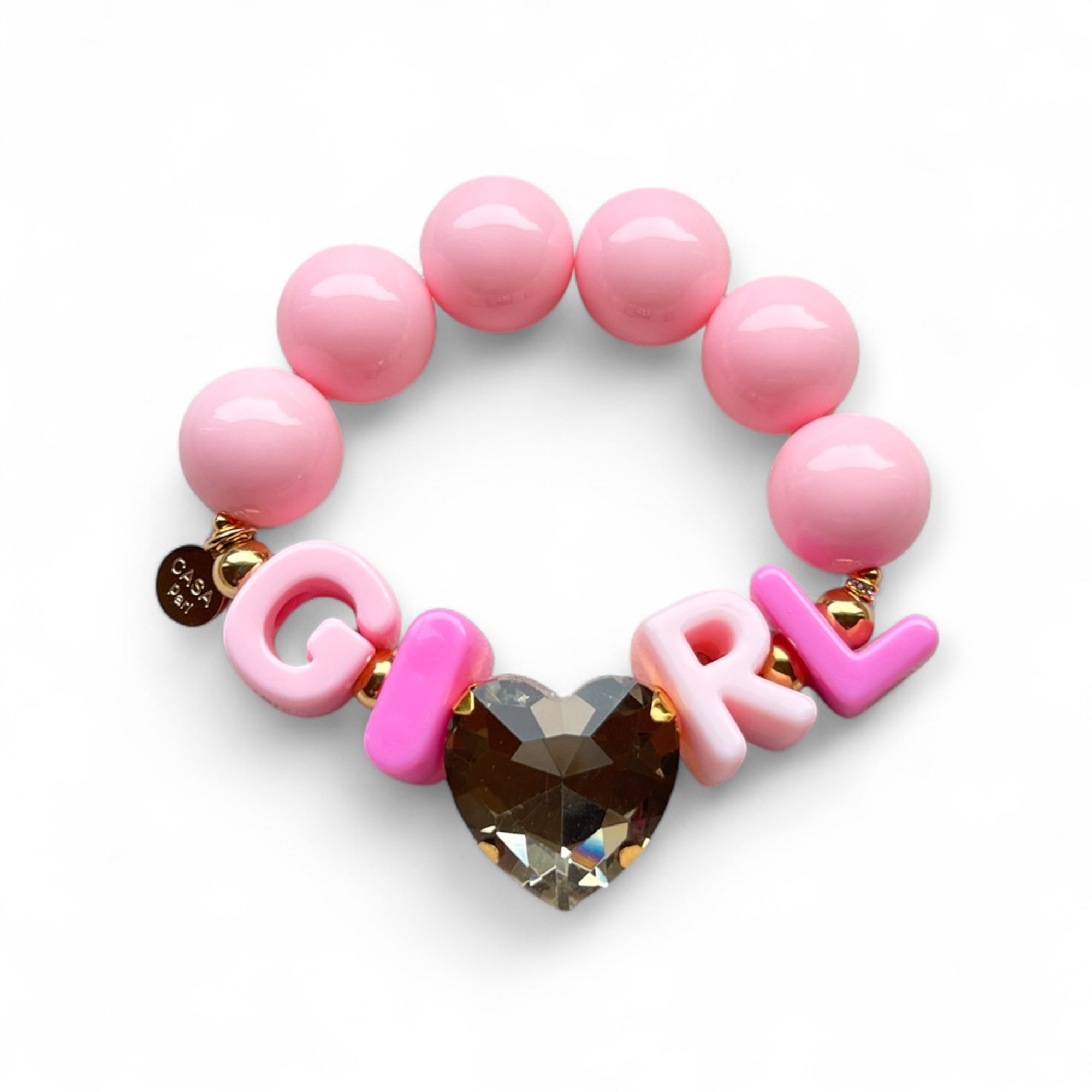 Rosa Armband aus großen, glänzenden Perlen mit goldfarbenen Details. In der Mitte Buchstaben, die das Wort GIRL bilden, und ein funkelnder, herzförmiger Stein in Topaz. 