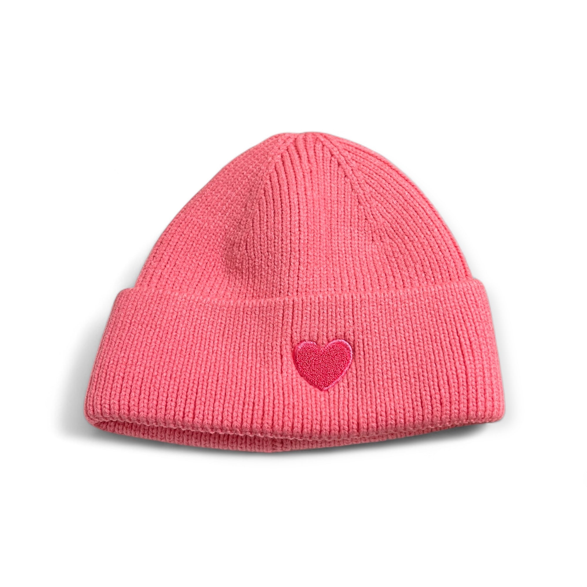 Pinke Strickmütze aus Viskose mit aufgesticktem rotem Herz auf der Vorderseite, fotografiert auf weißem Hintergrund.