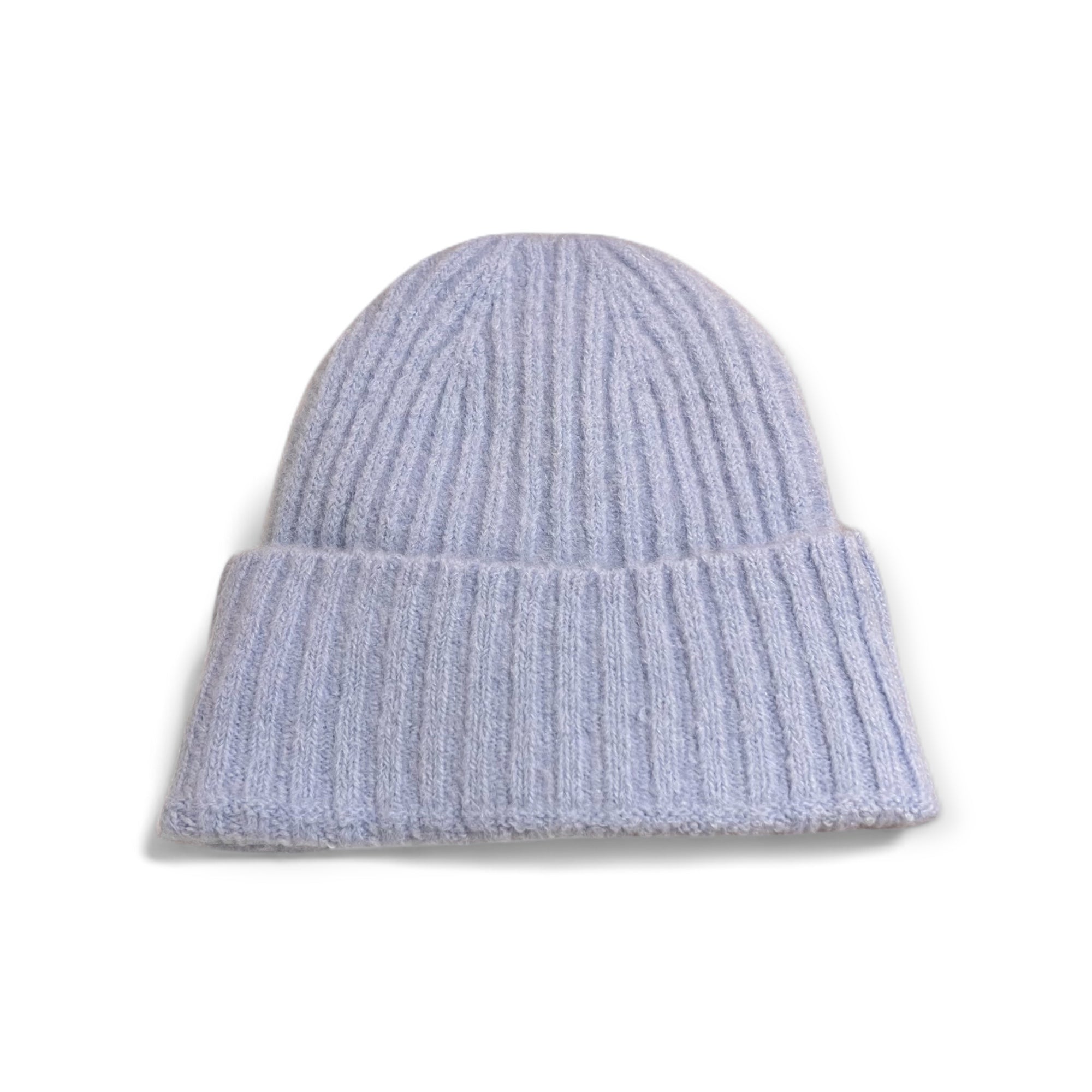 Hellblaue Strickmütze aus weichem Baby-Alpaka-Mix, geripptes Muster, umgeschlagener Rand, auf weißem Hintergrund.