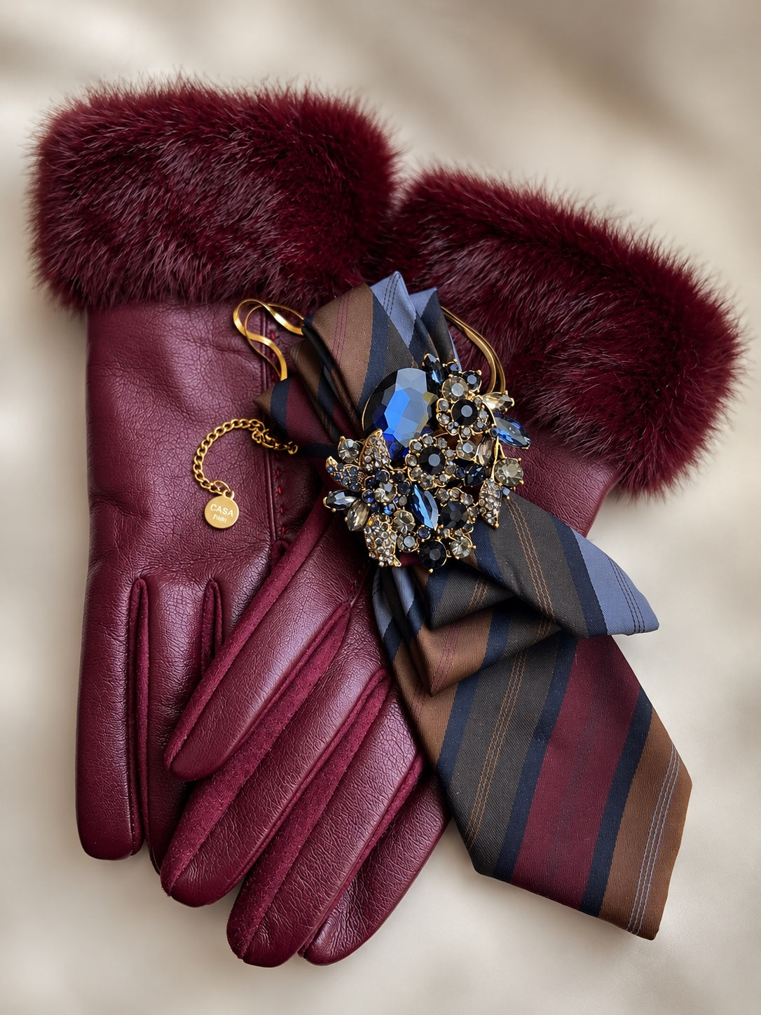 Burgundy Kunstlederhandschuhe mit Kunstfell und gestreifte Vintage-Seidenkrawatte mit Schmuckbrosche