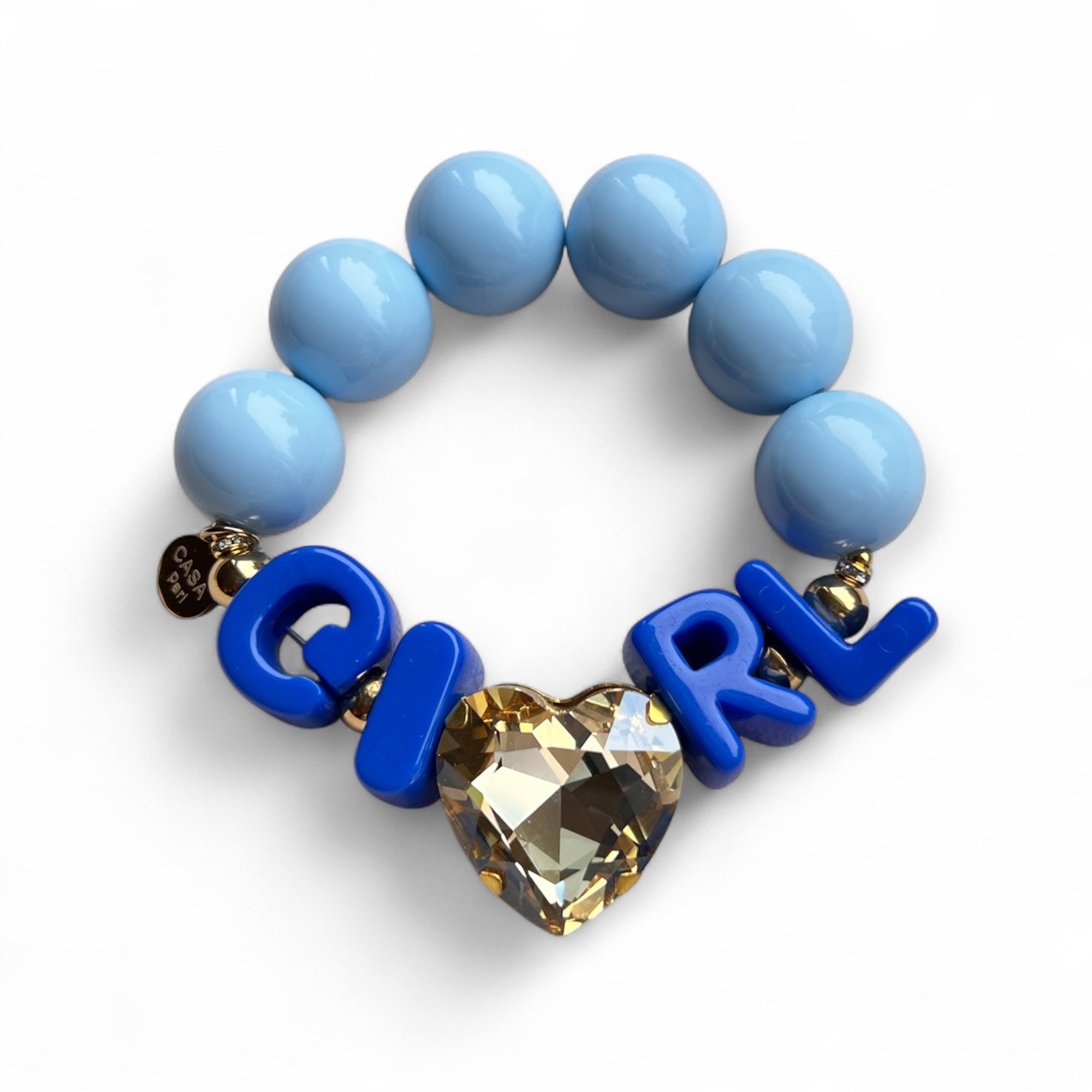 Blaues Armband aus großen, glänzenden Perlen mit goldfarbenen Details. In der Mitte Buchstaben, die das Wort GIRL bilden, und ein funkelnder, herzförmiger Stein in Champagne.