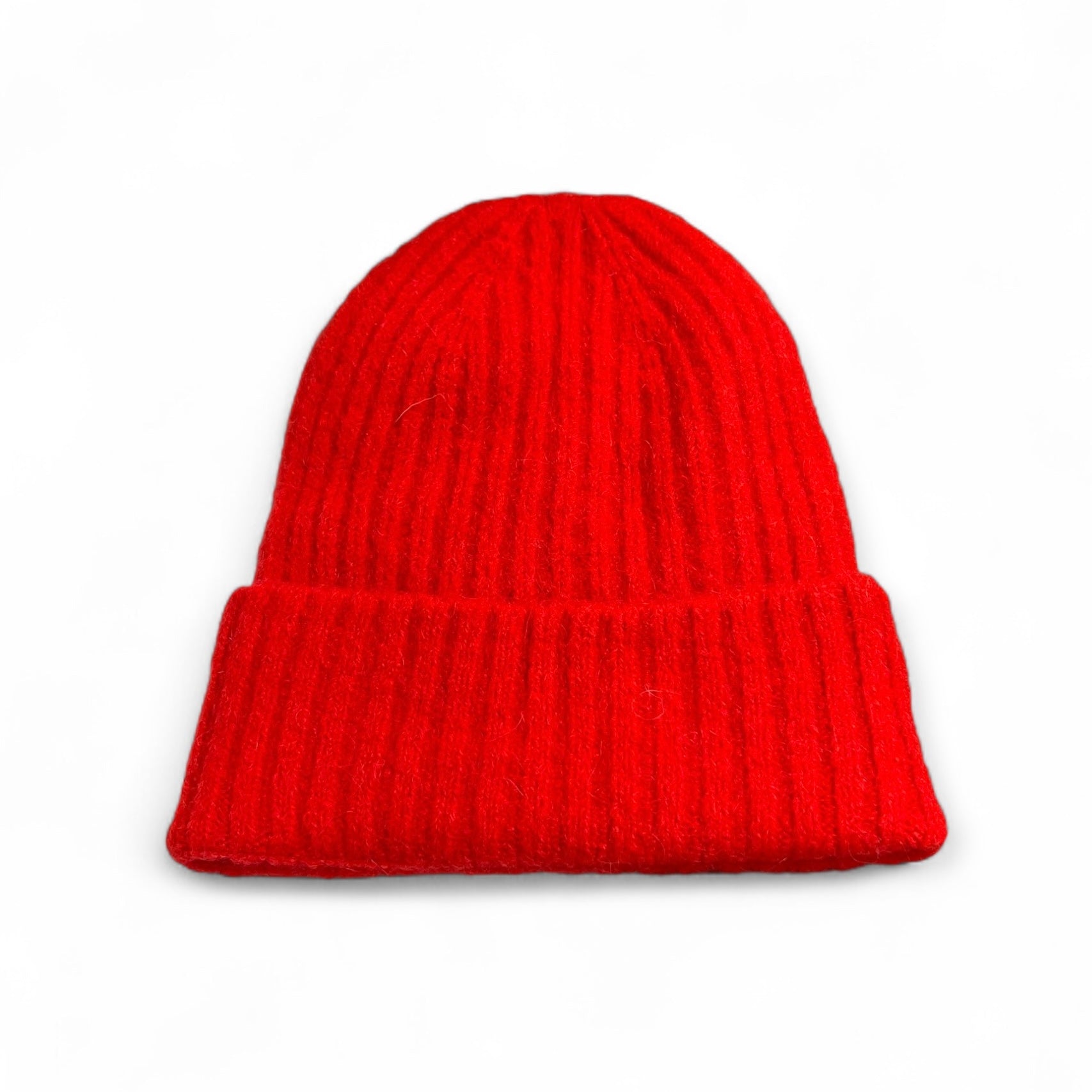 Chili Rot Strickmütze aus weichem Baby-Alpaka-Mix, geripptes Muster, umgeschlagener Rand, auf weißem Hintergrund.