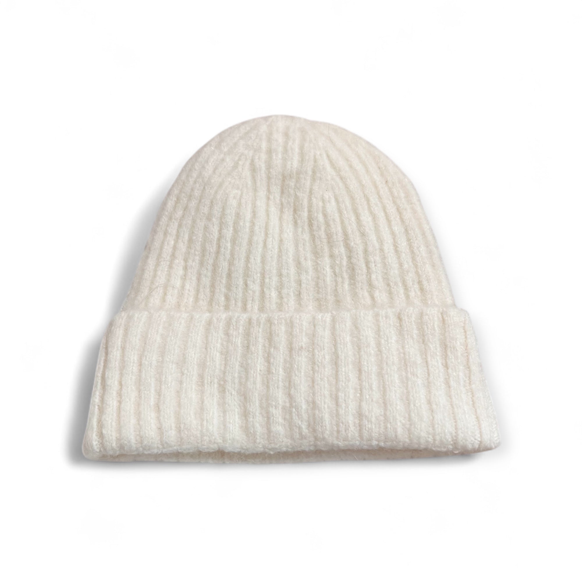 Weiße Strickmütze aus weichem Baby-Alpaka-Mix, geripptes Muster, umgeschlagener Rand, auf weißem Hintergrund.