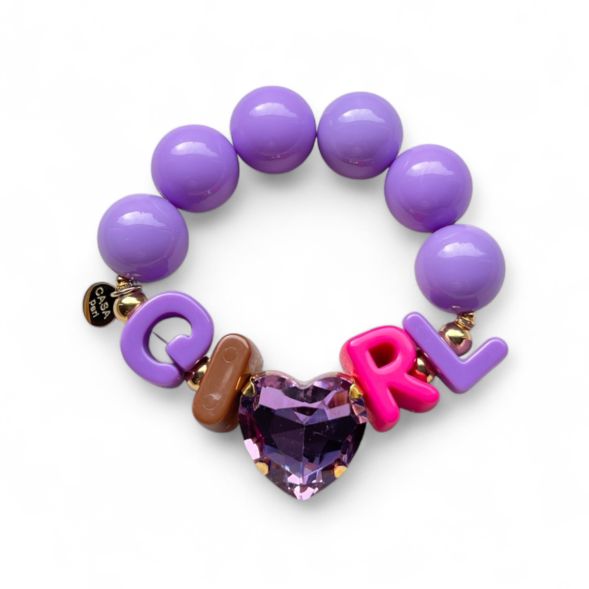 Lila Armband aus großen, glänzenden Perlen mit goldfarbenen Details. In der Mitte Buchstaben, die das Wort GIRL bilden, und ein funkelnder, herzförmiger Stein in Lila. 