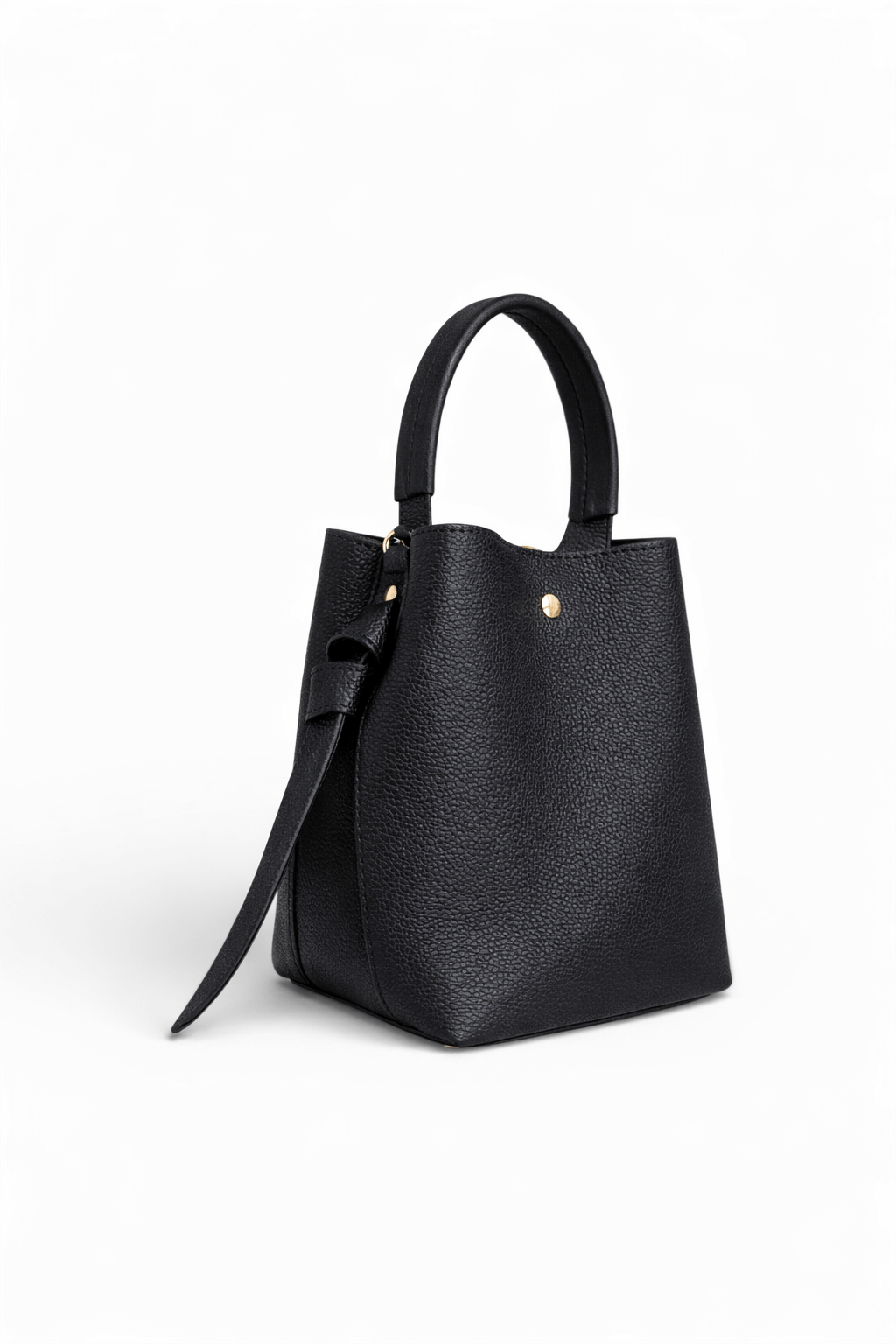 Schwarze Handtasche aus strukturiertem Leder mit rundem Tragegriff und seitlichem Lederriemen, freigestellt vor weißem Hintergrund.