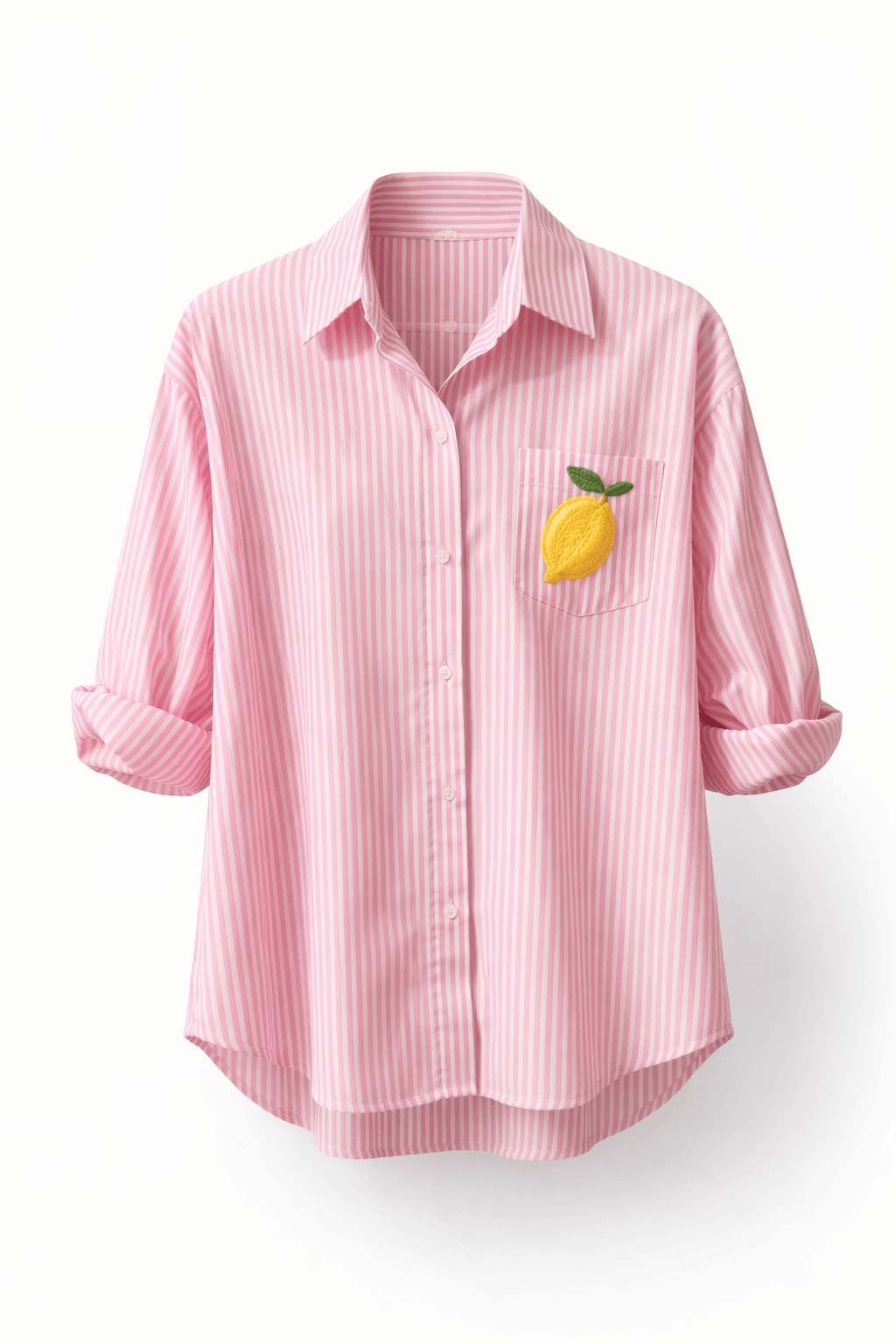 Rosa-weiß gestreifte Damenbluse mit Knopfleiste, Brusttasche und gelbem Zitronen-Patch, freigestellt vor hellem Hintergrund.