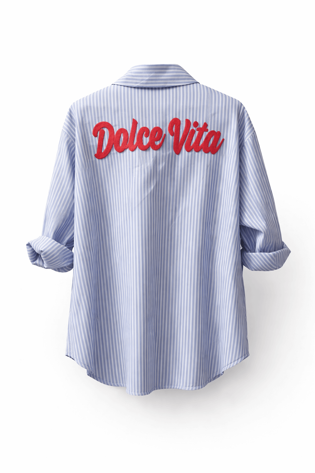 Blau-weiß gestreifte Damenbluse mit blauem „Dolce Vita“ Schriftzug auf der Rückseite, lange Ärmel gekrempelt, freigestellt vor hellem Hintergrund.