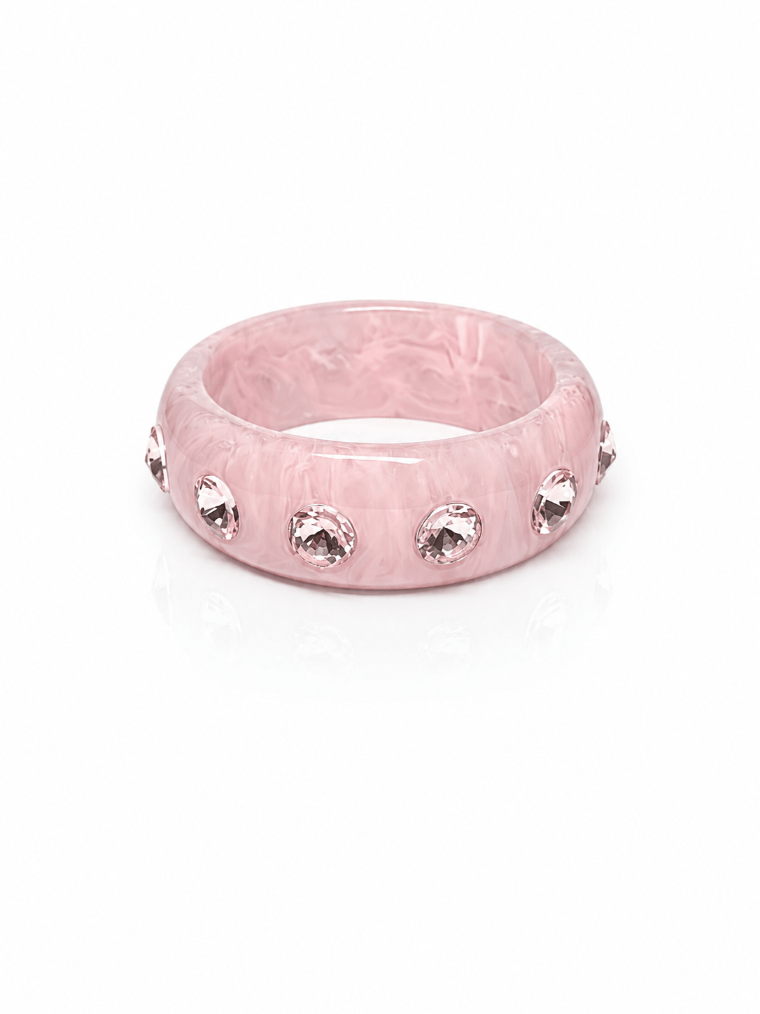 Armreif auf weißem Hintergrund in rosa mit Strass