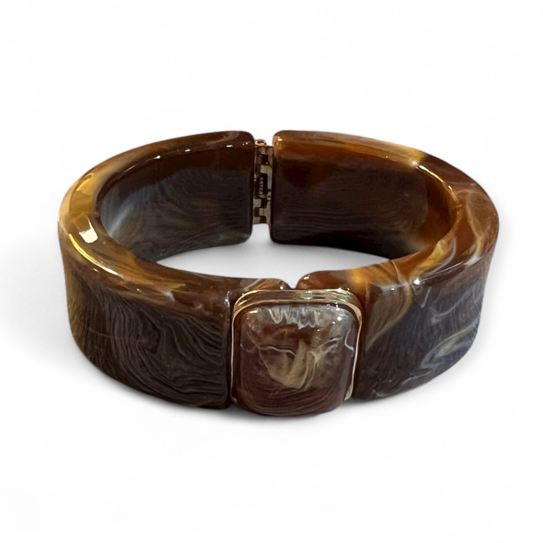 Klapp Armreif aus marmoriertem Kunstharz in Dunkelbraun mit goldfarbenen Details und eingefasstem Schmuckstein.