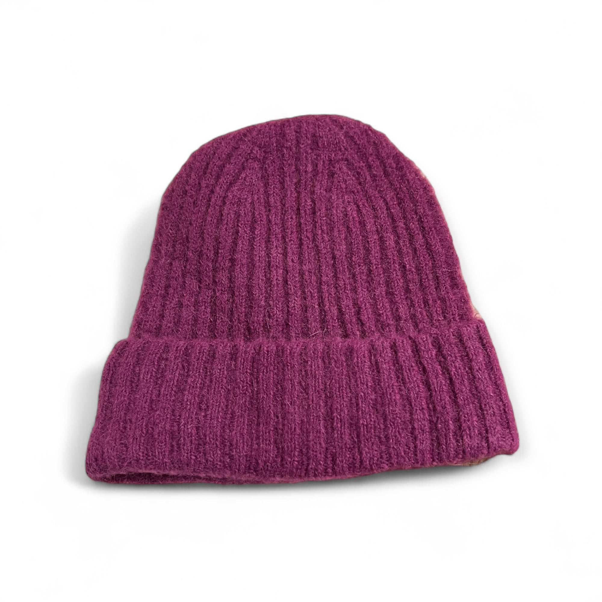 Berry farbene Strickmütze aus weichem Baby-Alpaka-Mix, geripptes Muster, umgeschlagener Rand, auf weißem Hintergrund.