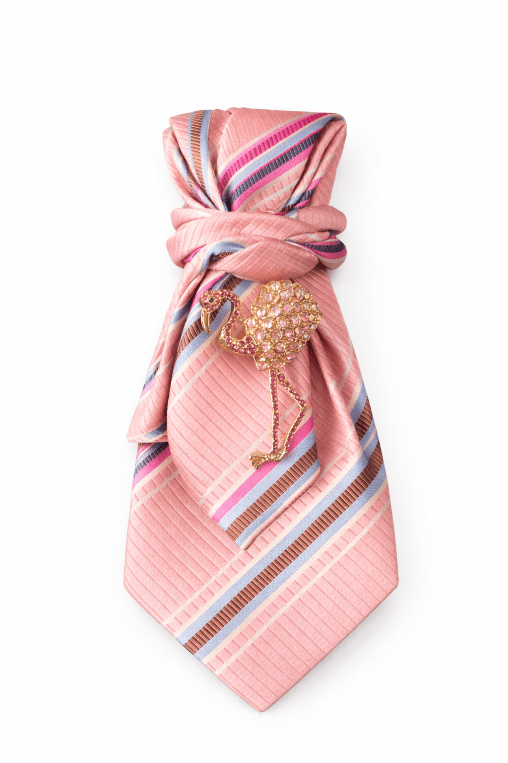 Rosafarbene, gestreifte Krawatte mit diagonalen Linien in Beige, Blau und Pink, dekorativ gebunden und mit einer goldfarbenen Flamingo-Brosche mit rosa Steinen verziert, freigestellt vor hellem Hintergrund.