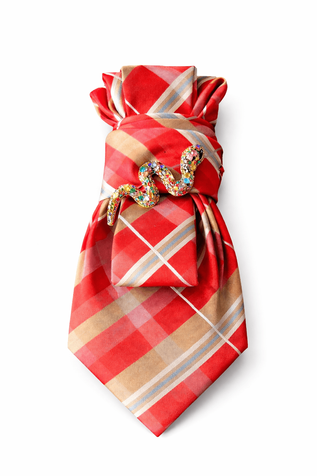 Krawatte in Rot, Koralle, Beige und Hellblau mit Karomuster, dekorativ drapiert und mit einer bunten Schlangenbrosche verziert.