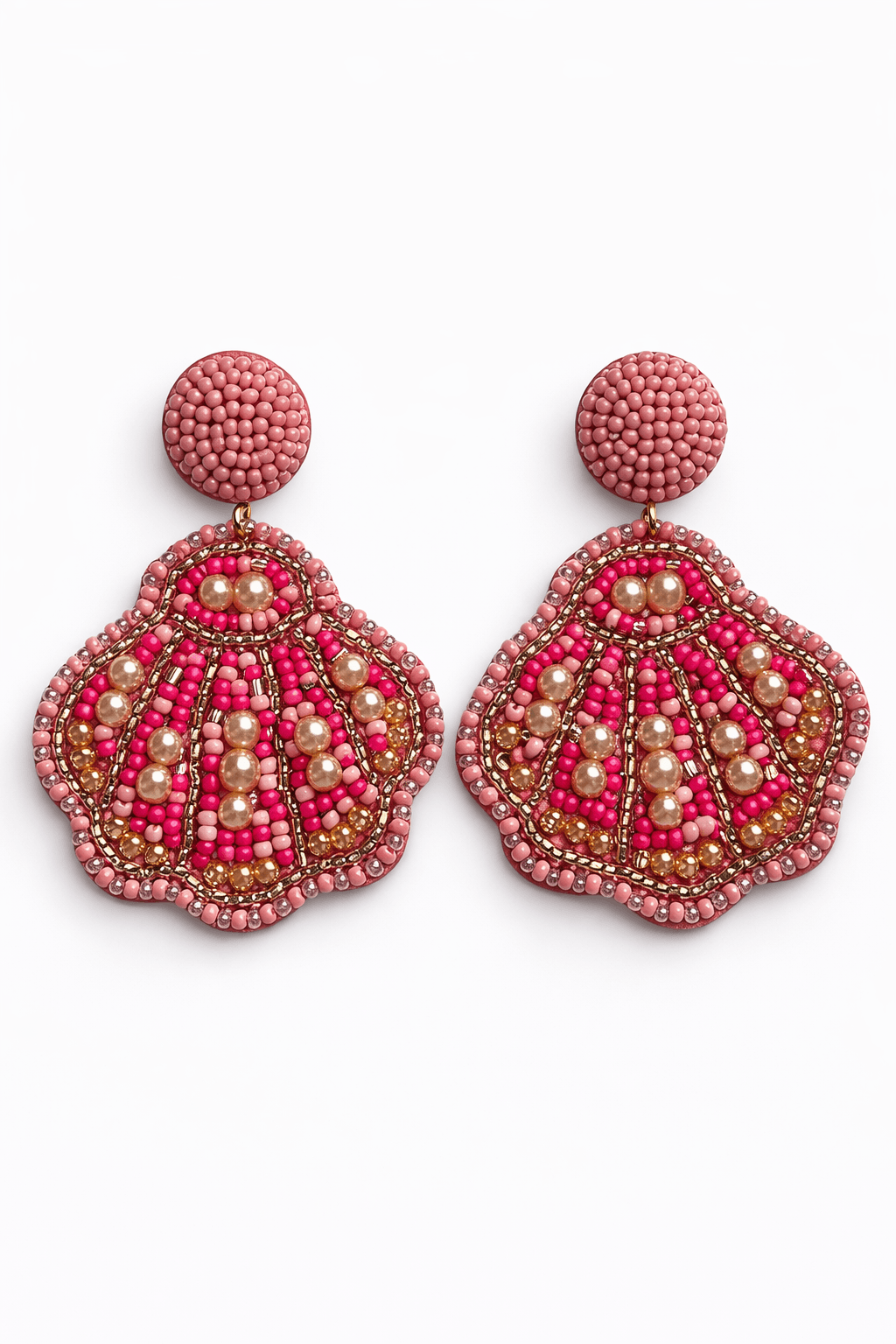Statement-Ohrringe in Muschelform mit pinken und roséfarbenen Steinen sowie Perlen, auf hellem Hintergrund dargestellt.
