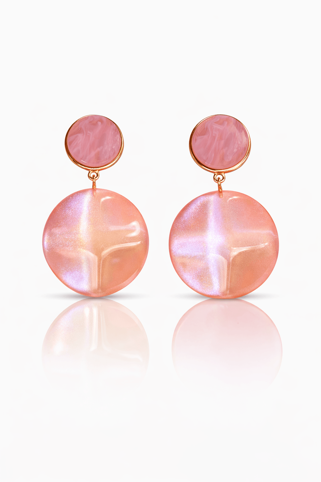Hängende Ohrringe mit rundem, schimmerndem Anhänger in Rosaton und goldfarbener Fassung auf hellem Hintergrund