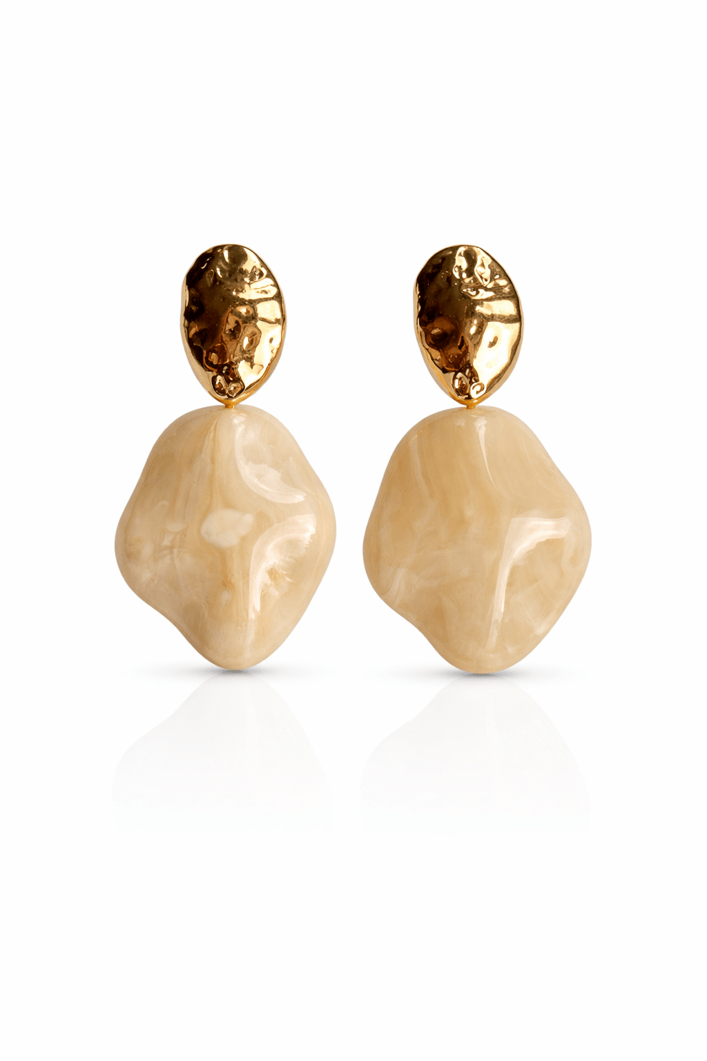 Paar Ohrstecker mit goldfarbenem, ovalem Stecker und cremefarbenem, marmoriertem Anhänger in organischer Form auf weißem Hintergrund.