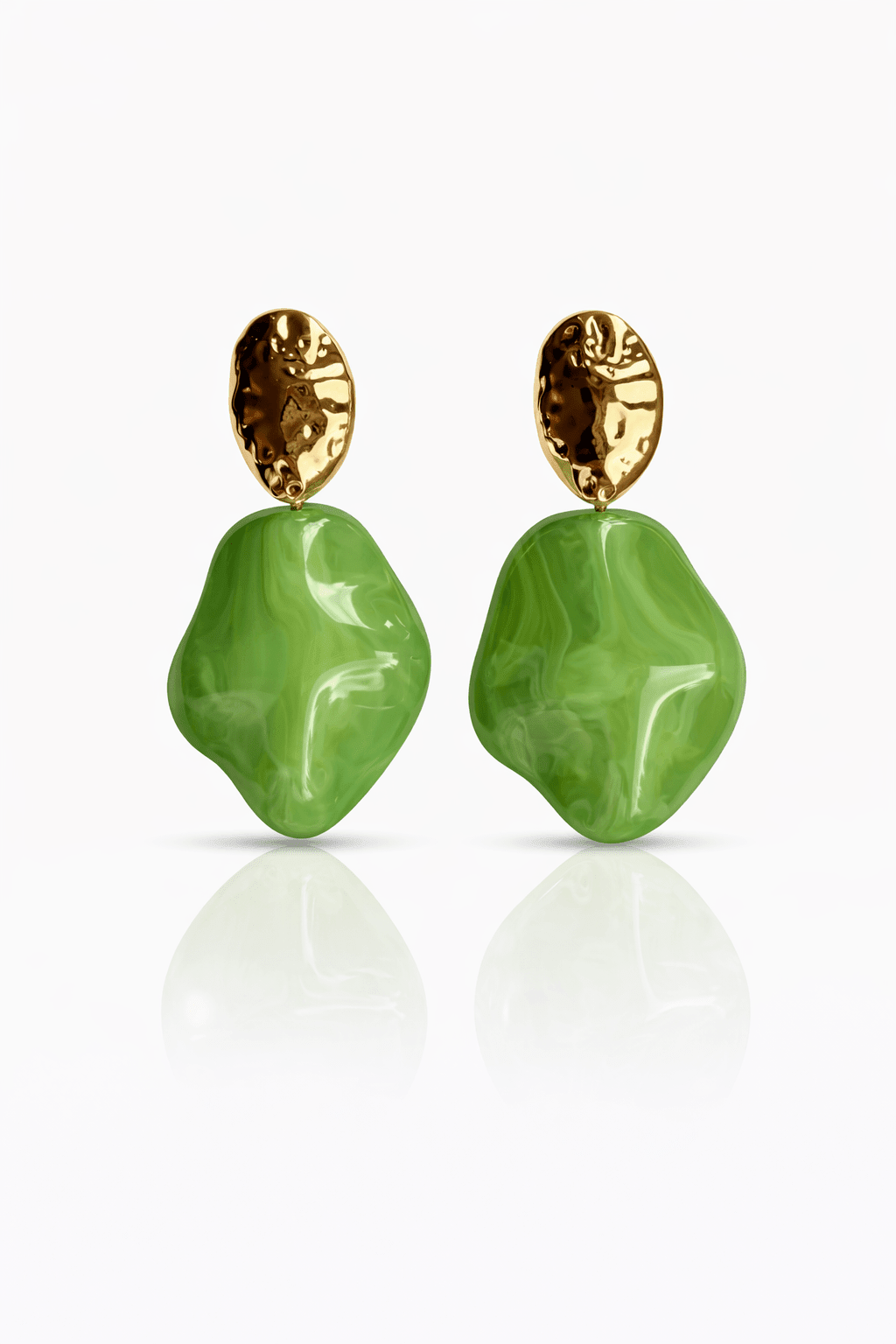 Paar Ohrstecker mit goldfarbenem, ovalem Stecker und limefarbenem marmoriertem Anhänger in organischer Form auf weißem Hintergrund.