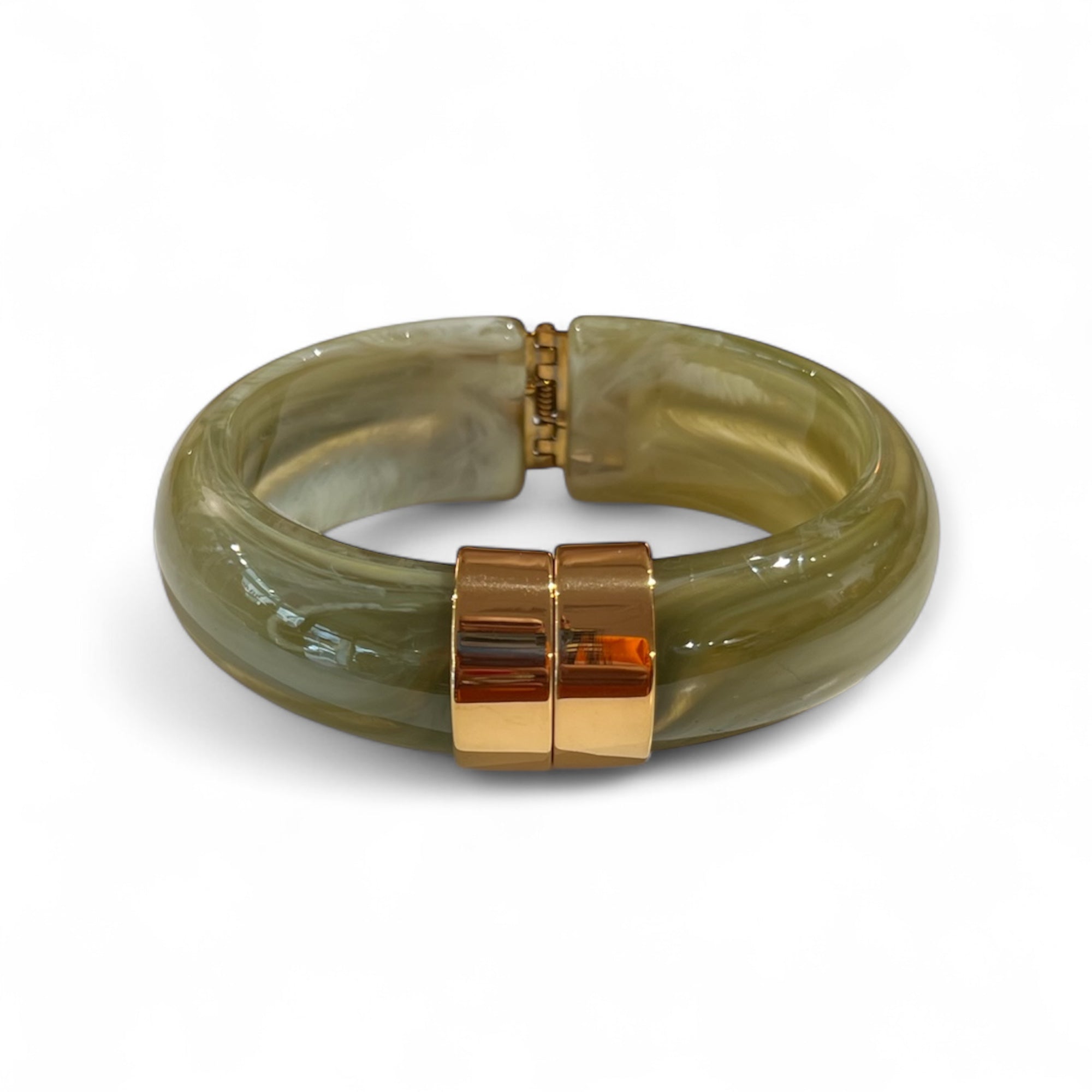 Klapp Armband in grün mit goldenen Details. Auf weißem Hintergrund fotografiert.