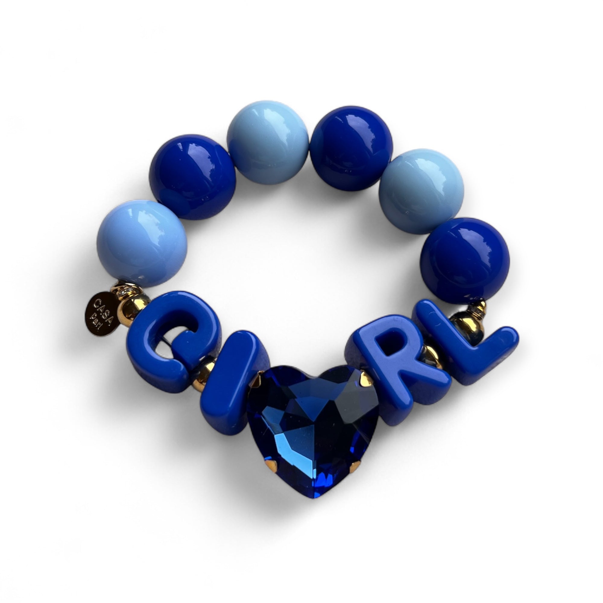 Blaues Armband aus großen, glänzenden Perlen mit goldfarbenen Details. In der Mitte Buchstaben, die das Wort GIRL bilden, und ein funkelnder, herzförmiger Stein in Blau. 