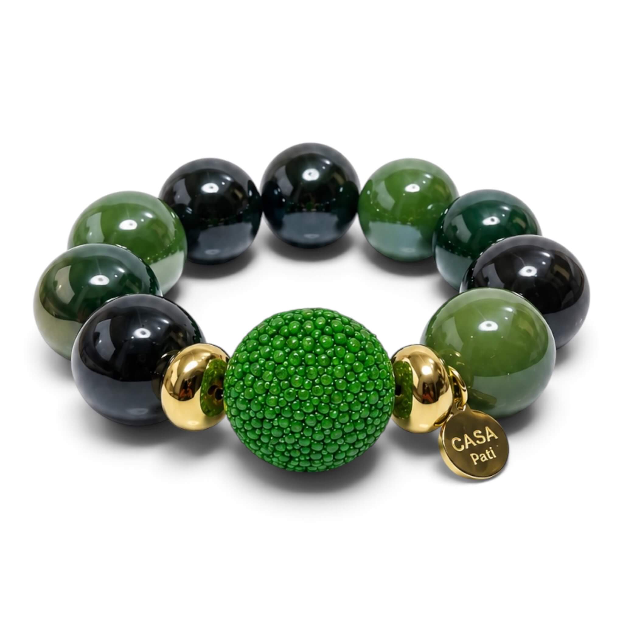 CASAPARI Stingray Affair Olive Glow Armband mit grünen Resina Beads, grüner Rochenlederperle, goldfarbenen Spacern und Logo-Charm.