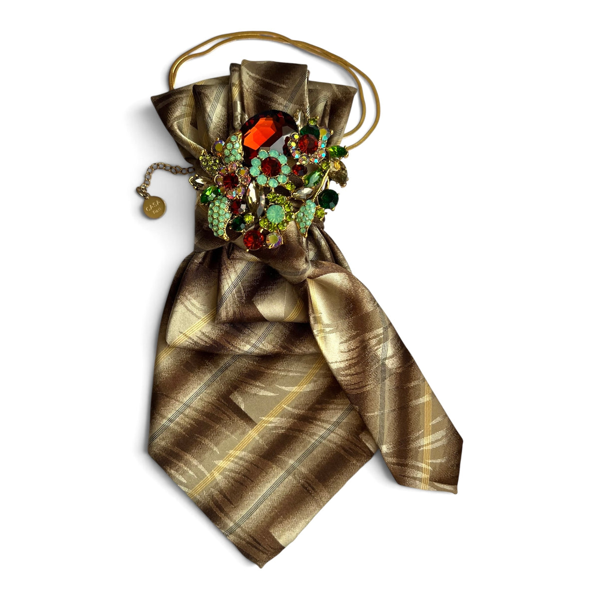 Goldbraune Vintage-Seidenkrawatte mit geometrischen Streifen, farbiger Schmuckbrosche und goldfarbener Edelstahlkette