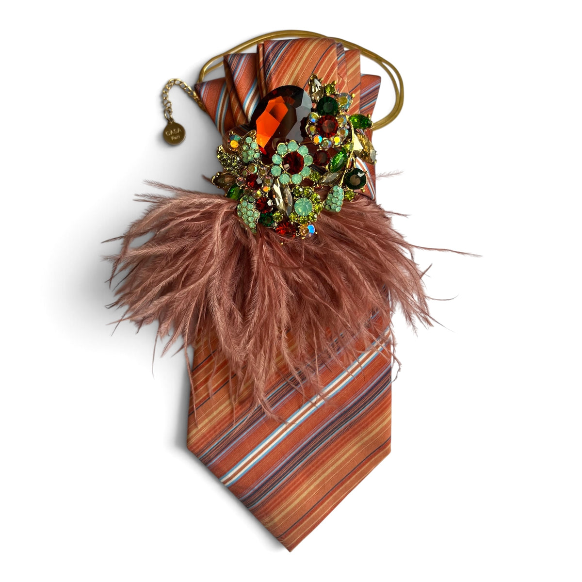 Kupferorange gestreifte Vintage-Seidenkrawatte mit rostfarbenen Federn, bunter Schmuckbrosche und goldfarbener Edelstahlkette